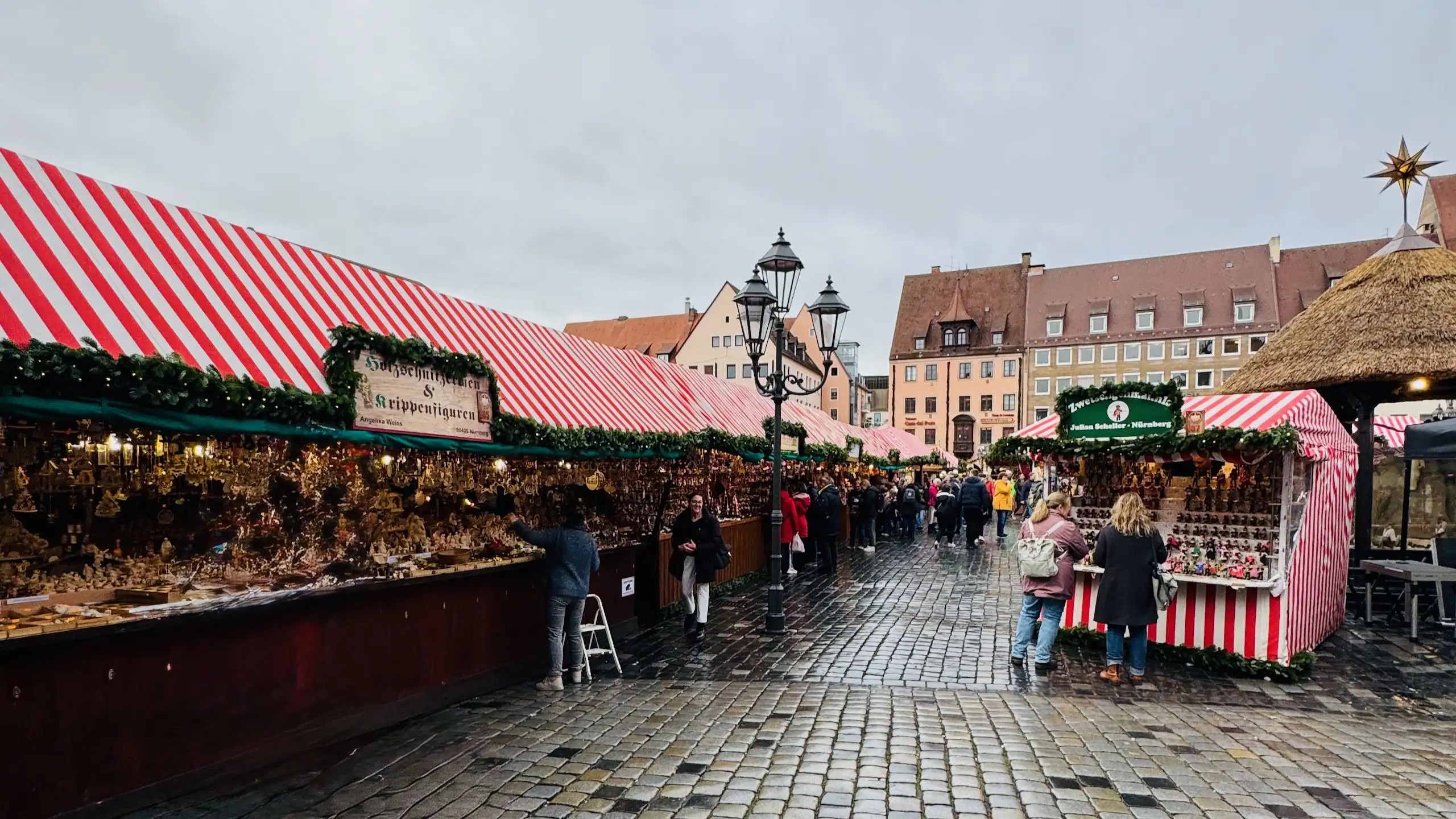 Christkindlesmarkt noel pazarı,Nürnberg’in tarihi atmosferinde ışıl ışıl süslemeleri, el işi hediyelikleri ve geleneksel lezzetleriyle Almanya’nın en ünlü Noel pazarıdır.