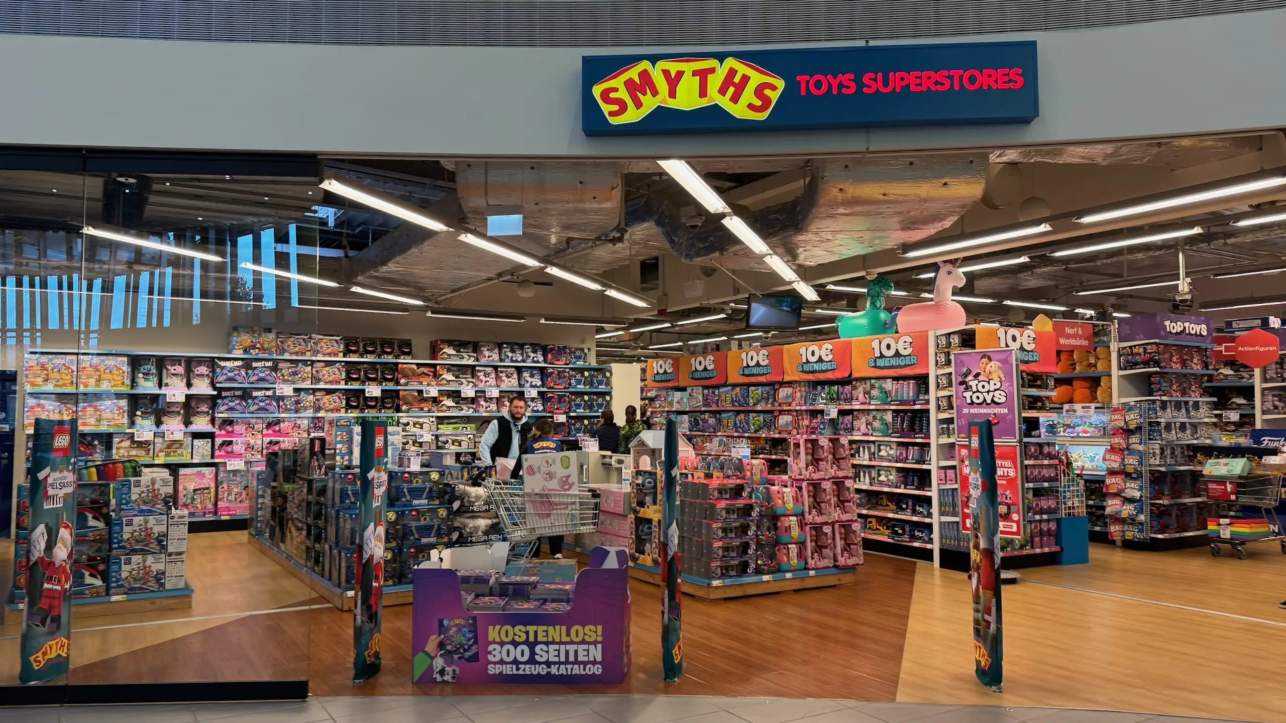 SMYTHS Toys, geniş oyuncak koleksiyonu, eğlenceli ürün çeşitliliği ve aile dostu alışveriş deneyimiyle öne çıkan mağazadır.