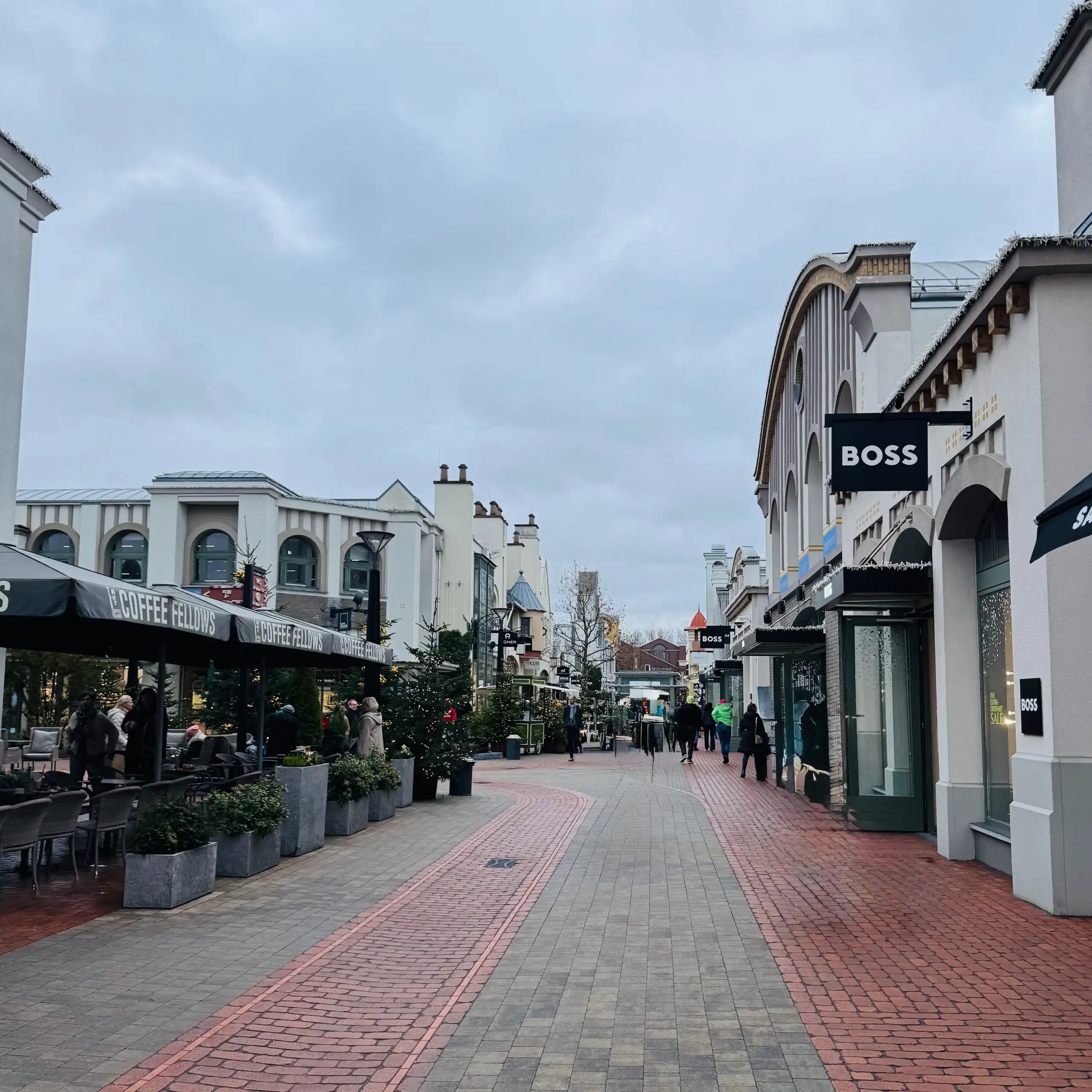 Ingolstadt Village, Münih yakınlarında lüks markalar, indirimli alışveriş fırsatları ve şık atmosferiyle popüler outlet destinasyonudur.