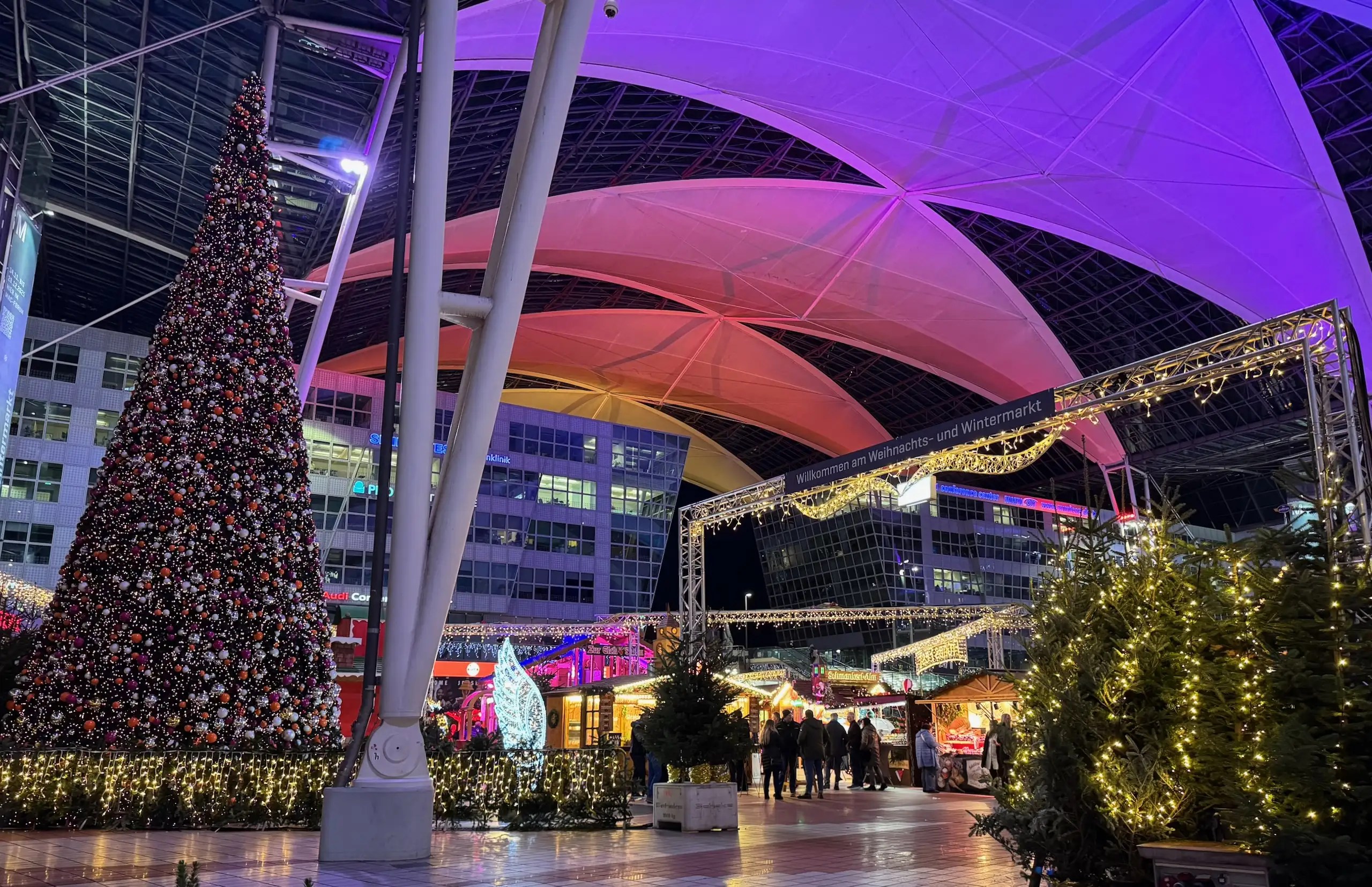 Weihnachts- und Wintermarkt noel pazarı, Münih Havalimanı’nda yolculara ışıl ışıl süslemeler, geleneksel lezzetler ve keyifli alışveriş imkânı sunar.
