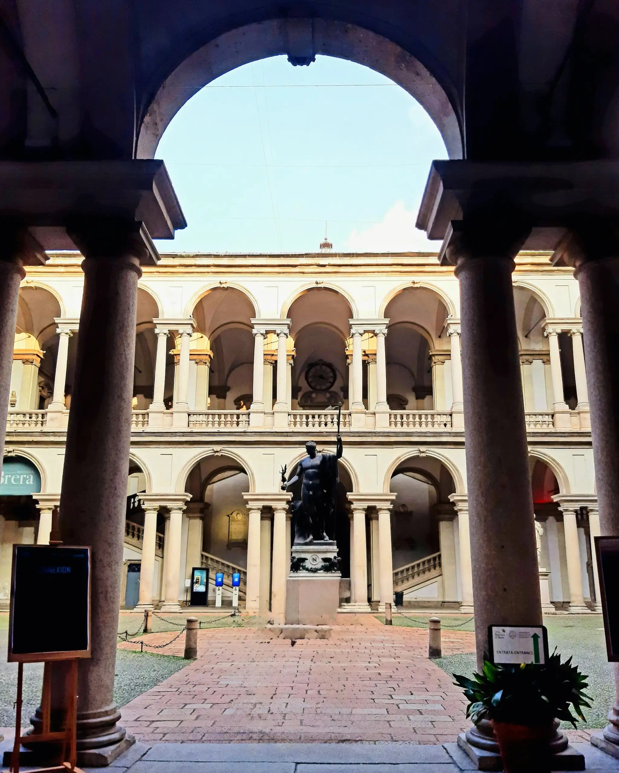 Milano Gezi Rehberi, Pinacoteca di Brera: Milano’nun tarihi sanat galerisi. Raffaello ve Caravaggio eserleriyle 13.–20. yüzyıl İtalyan resim koleksiyonlarını keşfedin.