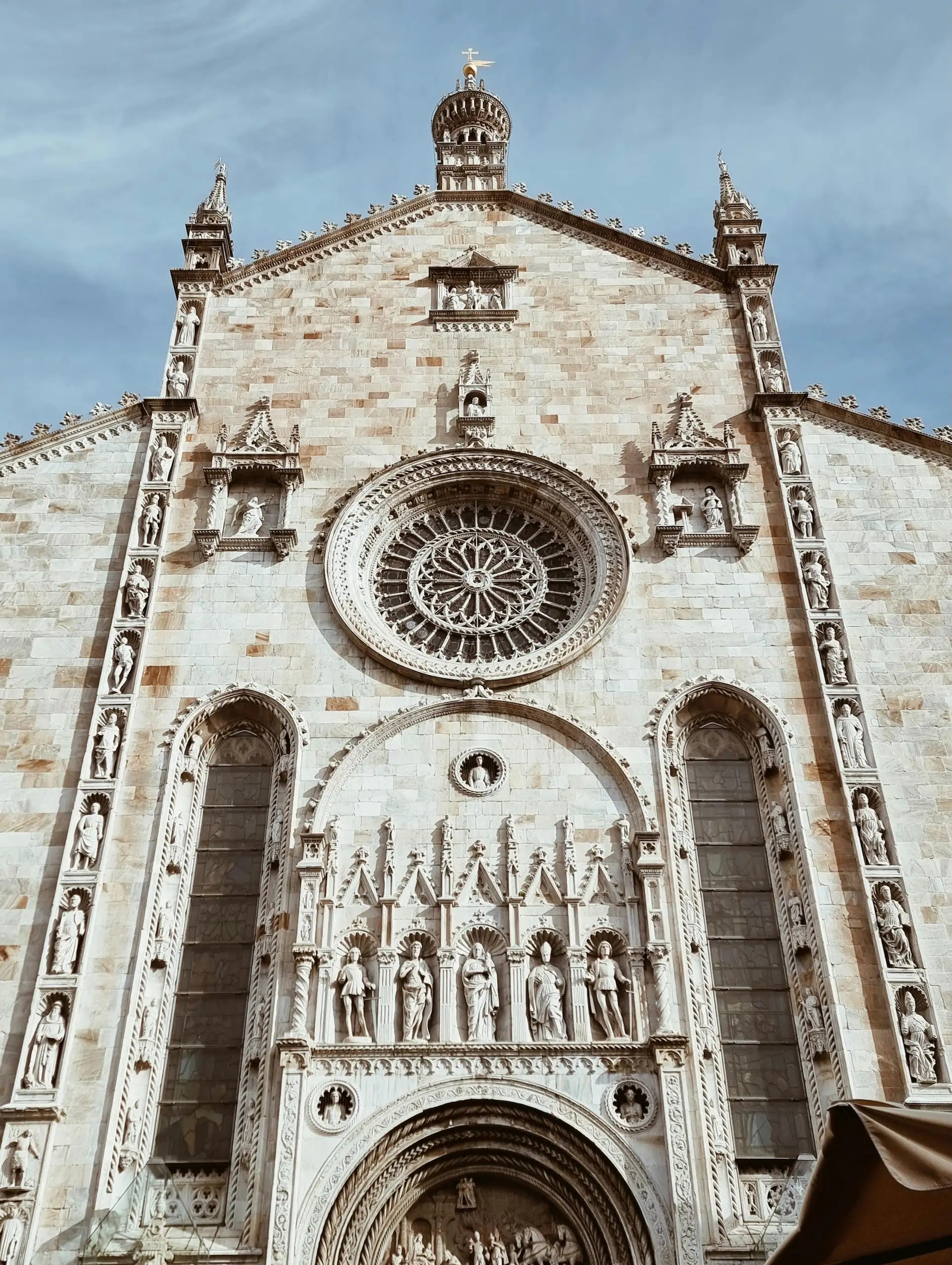 Duomo di Como, İtalya’nın Como şehrinde ünlü dini yapı.
