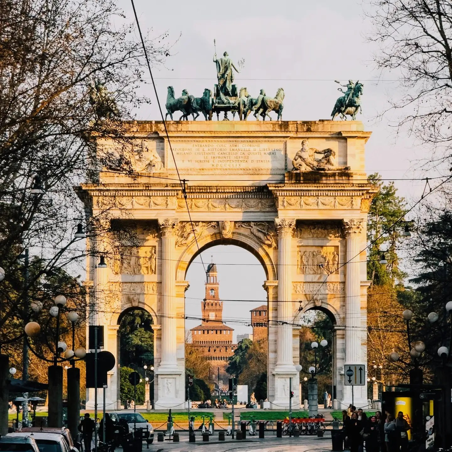 Milano Gezi rehberi, Arco della Pace: Milano’nun Barış Kemeri, Piazza Sempione’deki tarihi anıt, mimari detayları ve görülmesi gereken kültürel durak.