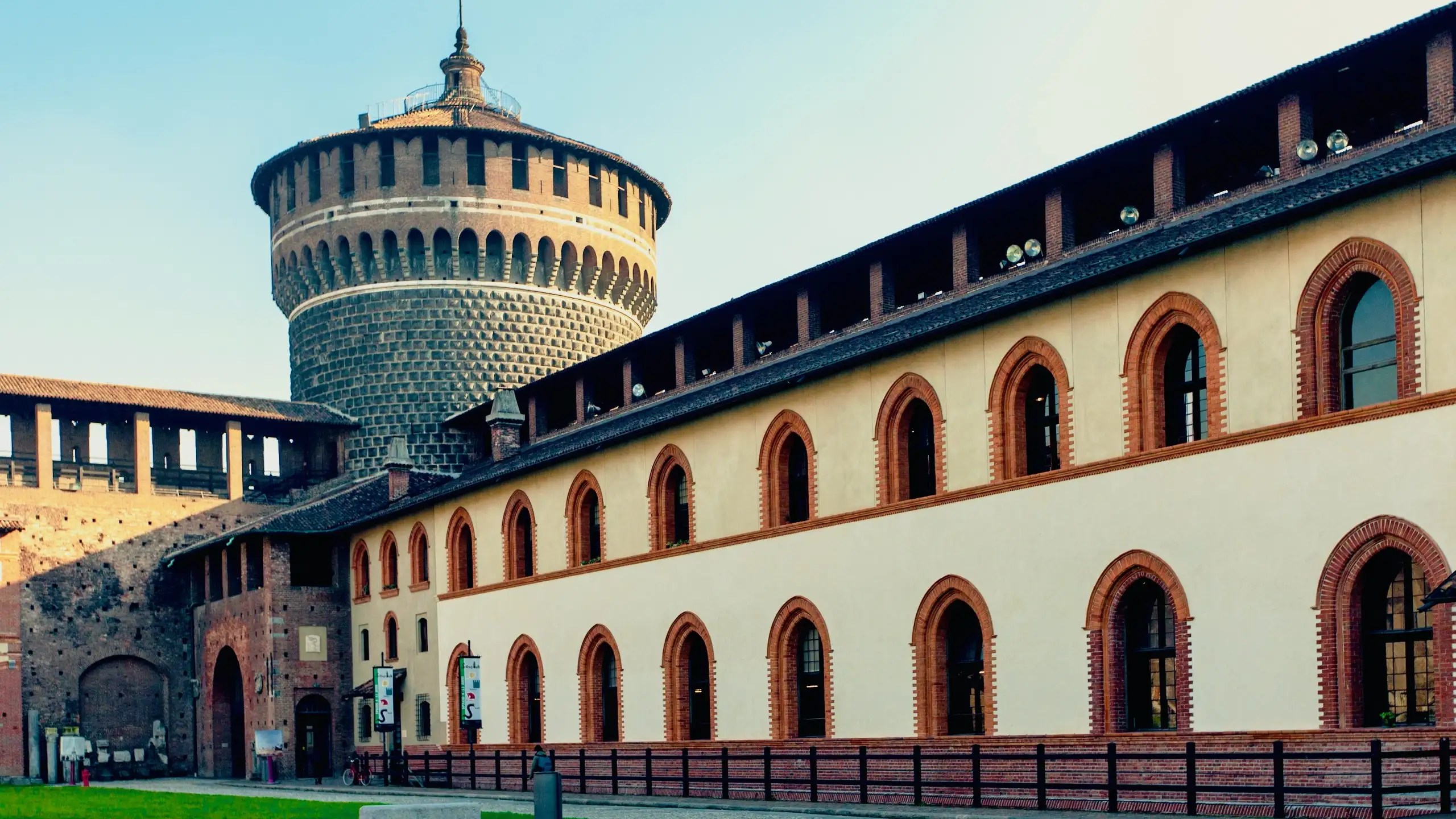 Milano Gezi Rehberi, Sforza Kalesi gezi rehberi: Milano’nun tarihi şatosu, müzeler, Michelangelo eserleri ve ziyaret bilgileriyle kültürel keşif noktası.