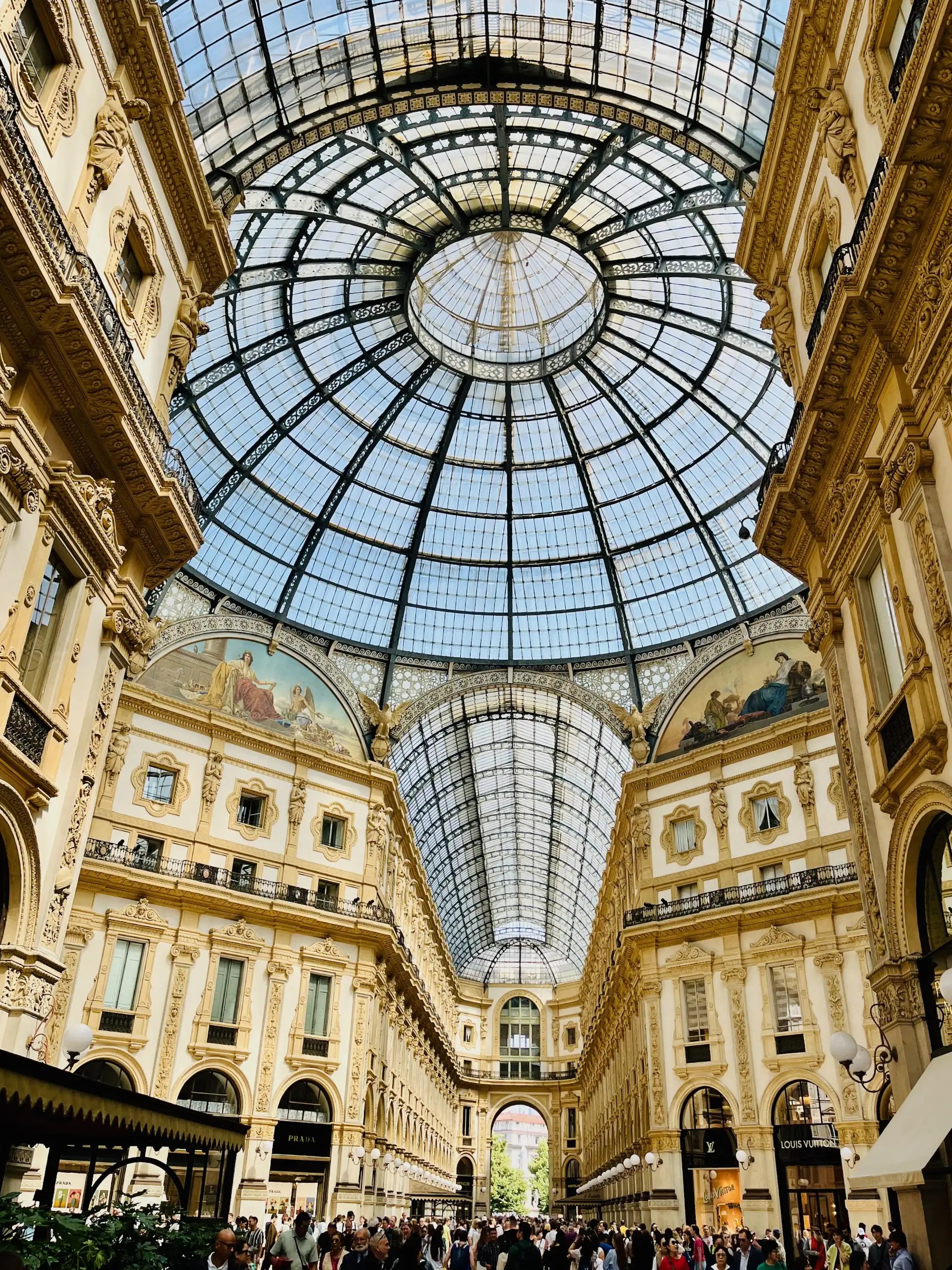 Milano Gezi Rehberi, Galleria Vittorio Emanuele II : Milano’nun tarihi alışveriş galerisi, mağazalar, restoranlar ve görülmesi gereken mimari detaylar.
