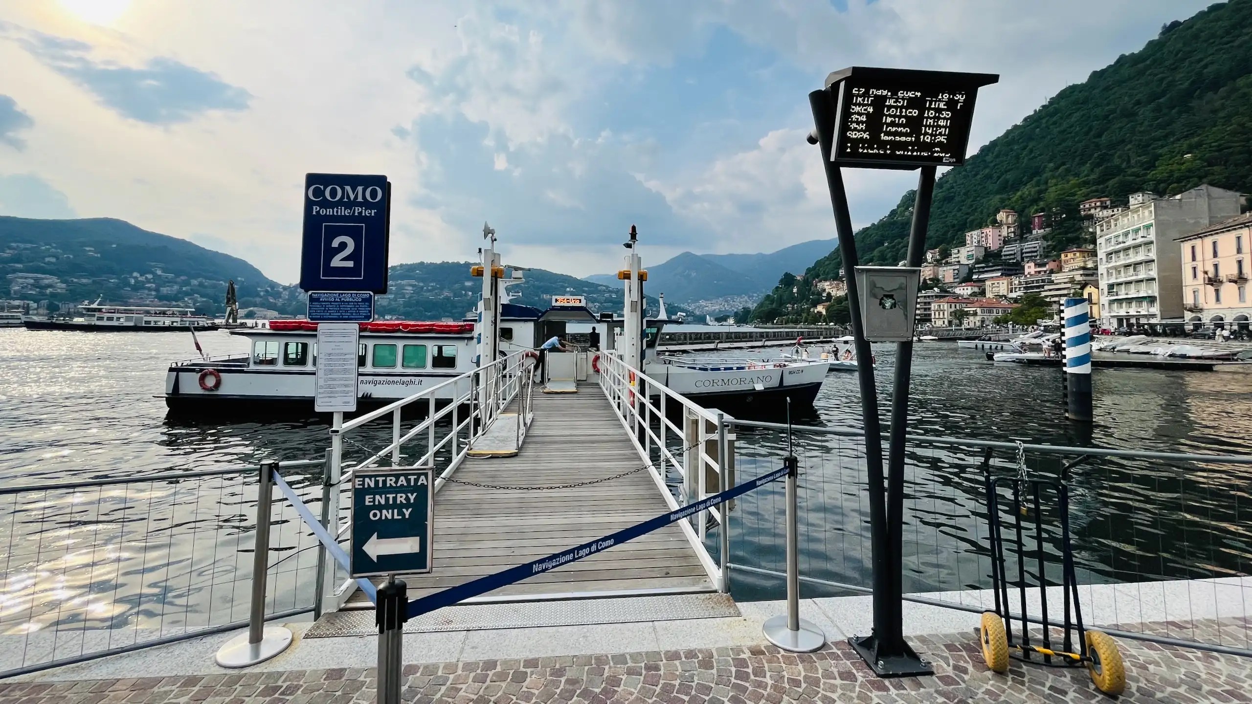 Como feribot iskelesi – Como Gölü’nde ulaşım noktası.