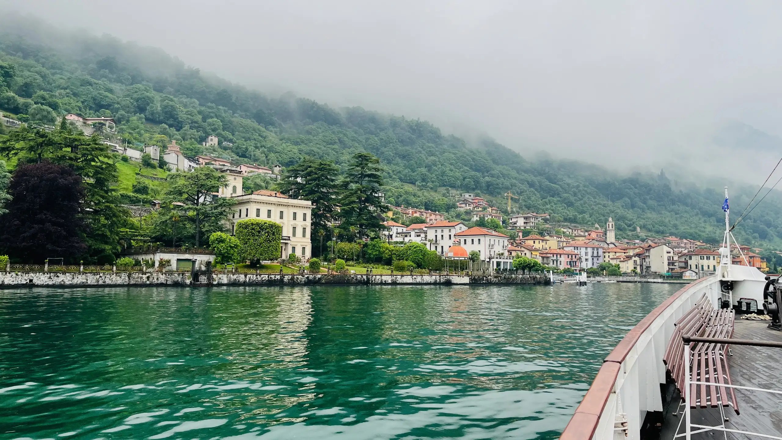 Como Gölü’nde feribotla kasabalar arası ulaşım.