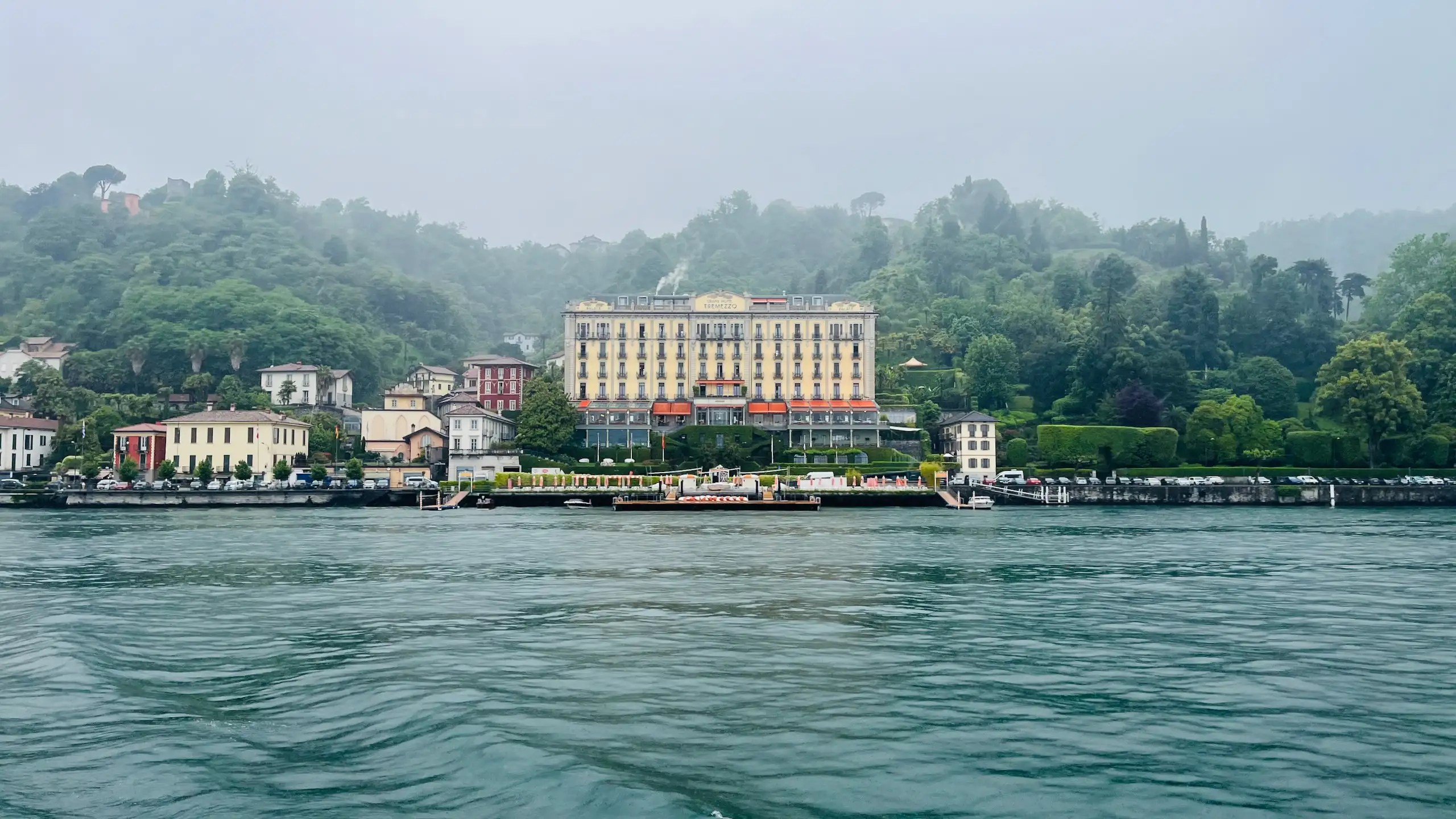 Tremezzo, Lombardiya bölgesinde Villa Carlotta ve göl manzarasıyla popüler destinasyon.