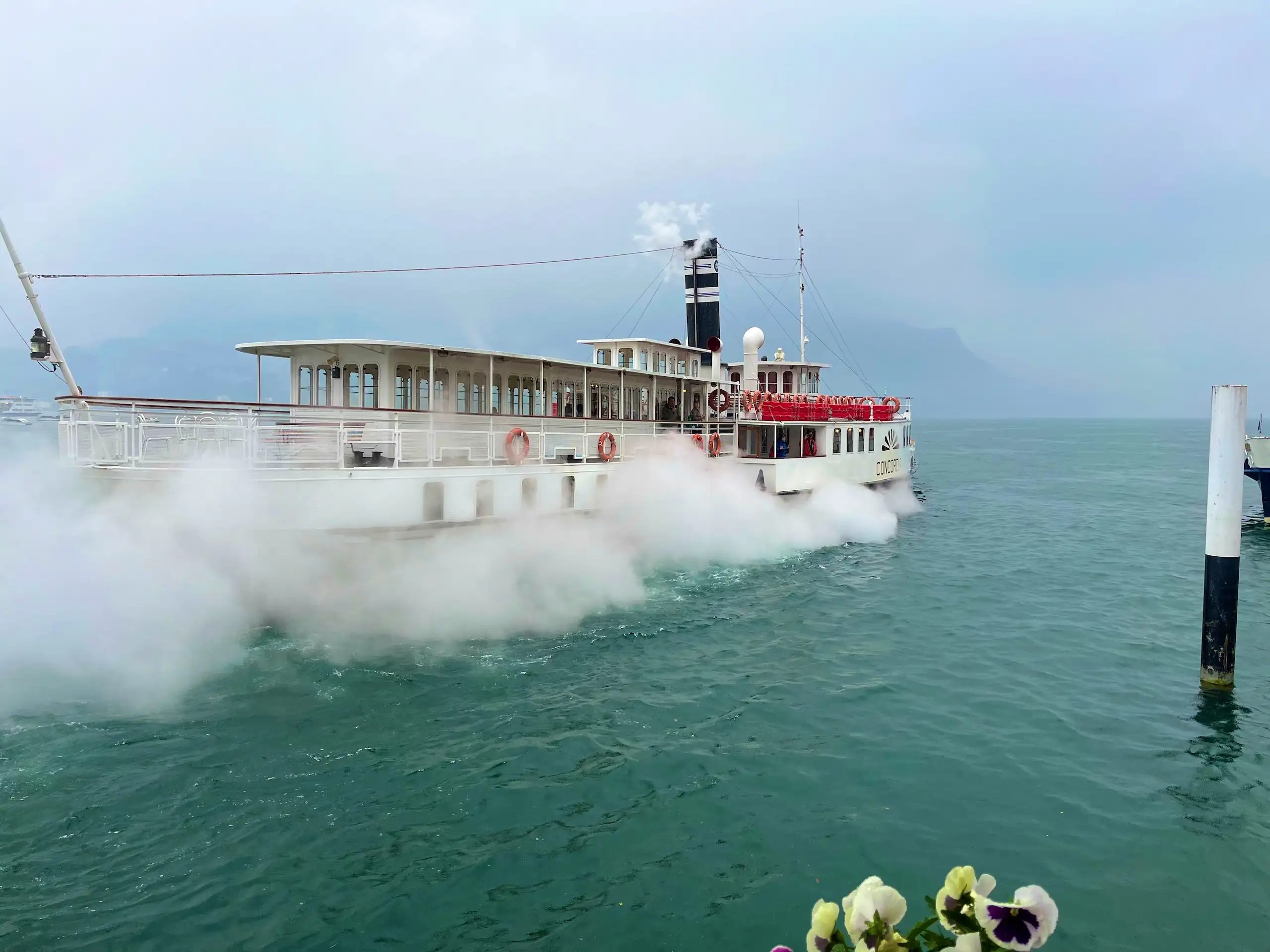 Bellagio buharlı vapur yolculuğu – Como Gölü’nde tarihi ulaşım deneyimi.