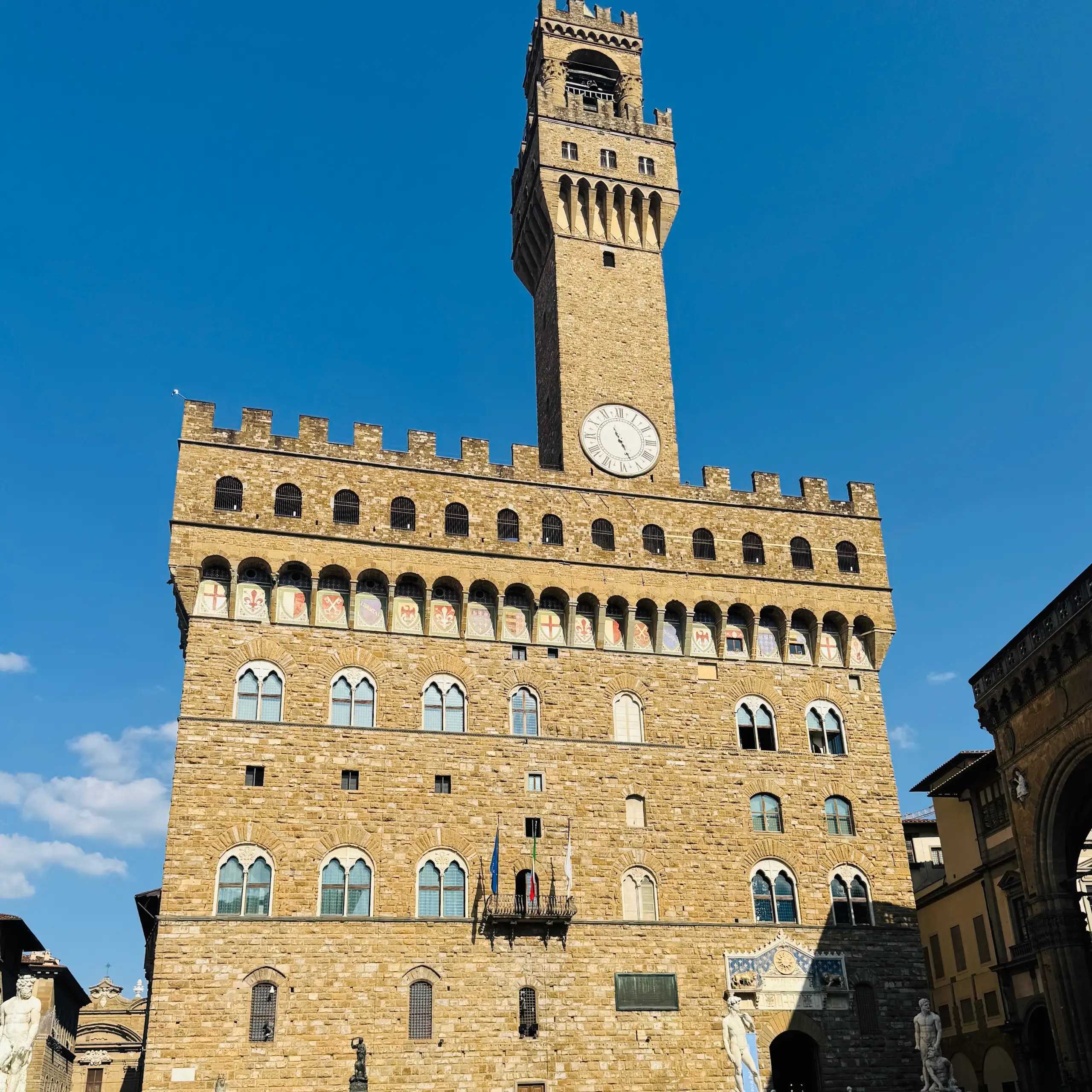 Floransa Gezilecek Yerler - Floransa’daki Vecchio Sarayı (Palazzo Vecchio), tarihi saat kulesi ve görkemli cephesiyle.