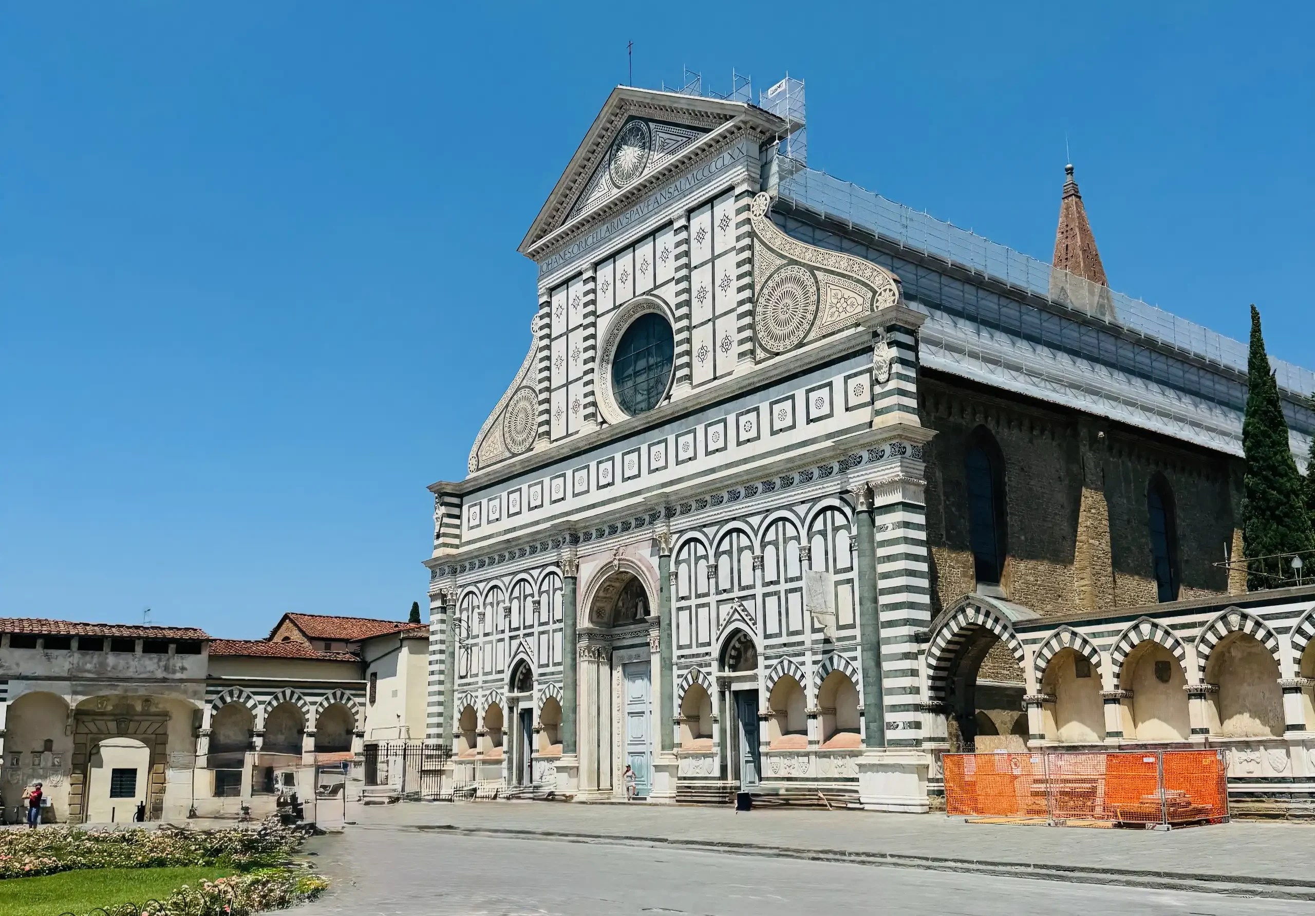 Floransa Gezi Rehberi - Santa Maria Novella Bazilikası, Floransa’da tarihi meydanda yükselen ünlü kilise.