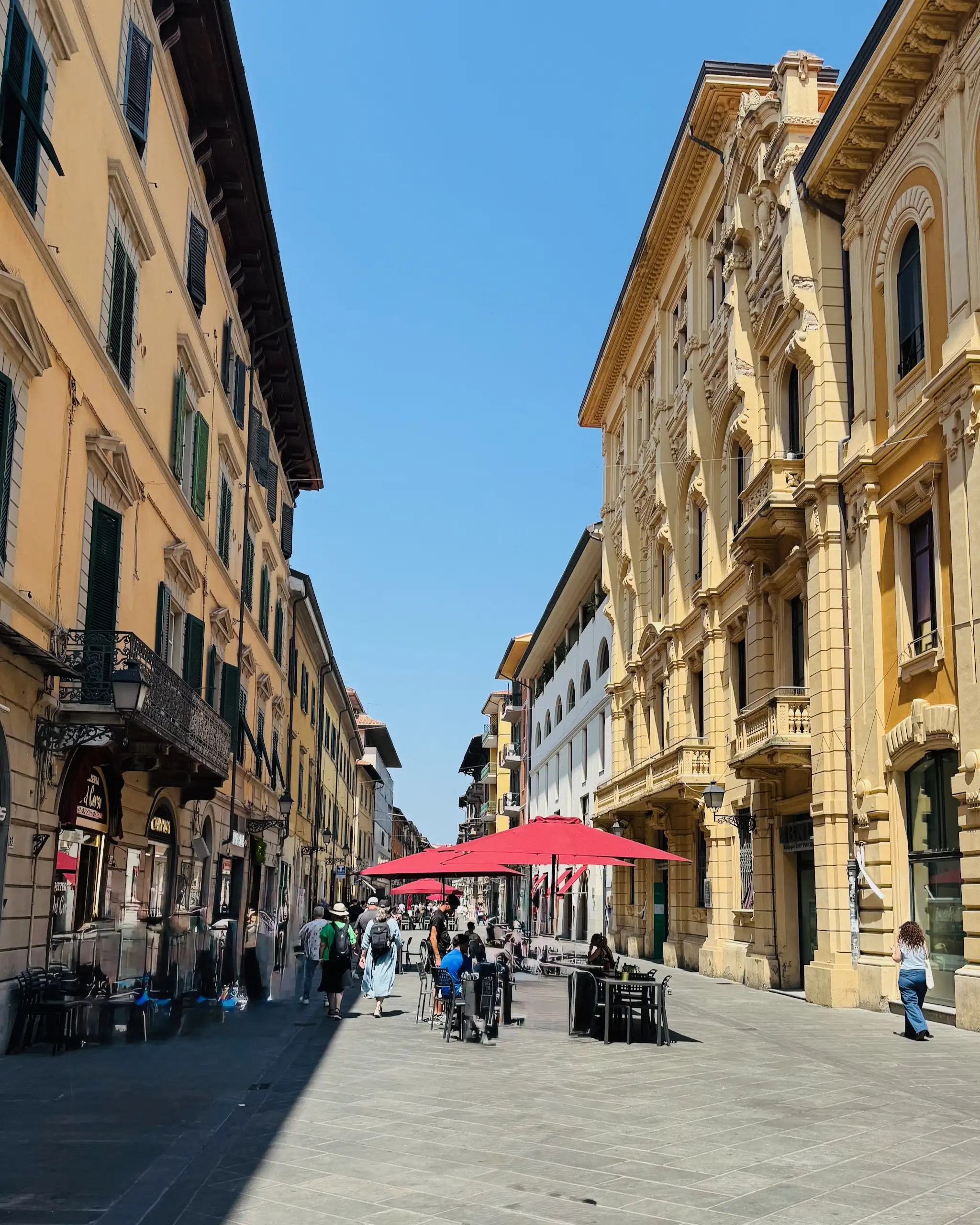Pisa Gezi Rehberi - Pisa şehir merkezinde sokakların keyfi, turistler ve yerel halkın buluşma noktası.