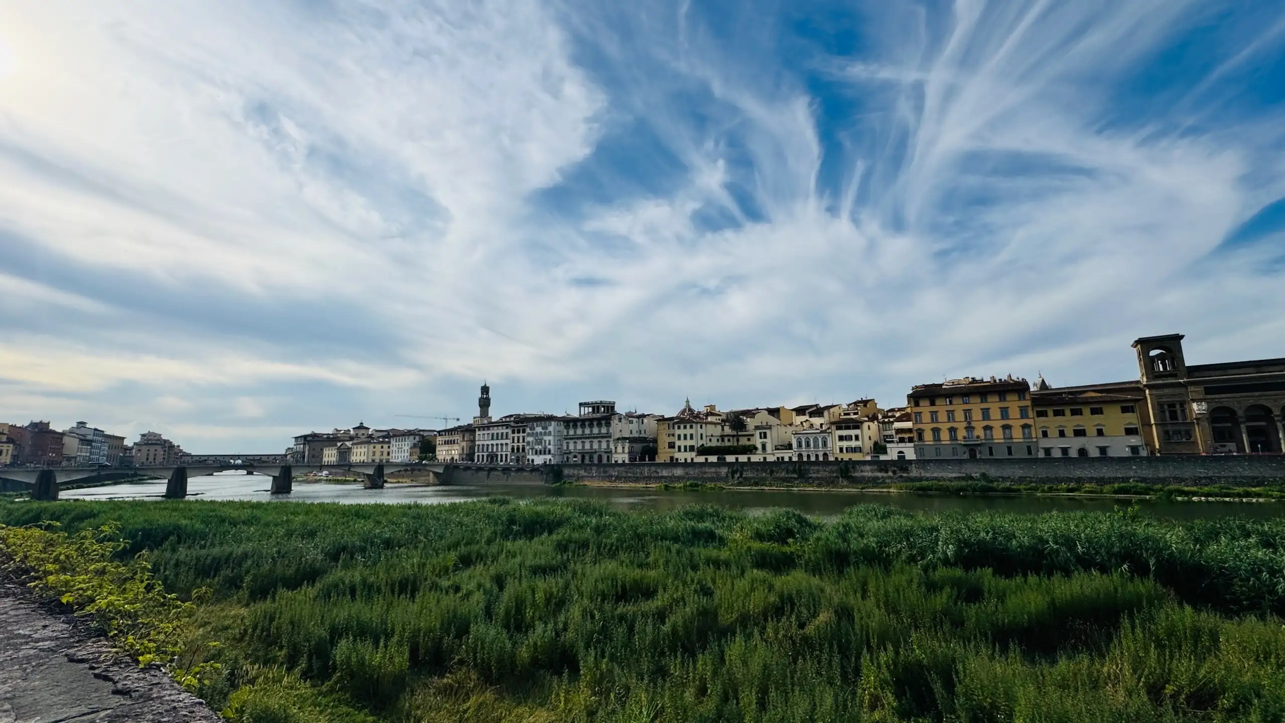 Floransa Gezi Rehberi - Floransa Michelangelo Meydanı yürüyüş yolunda geniş açı şehir manzarası ve tarihi dokusu.