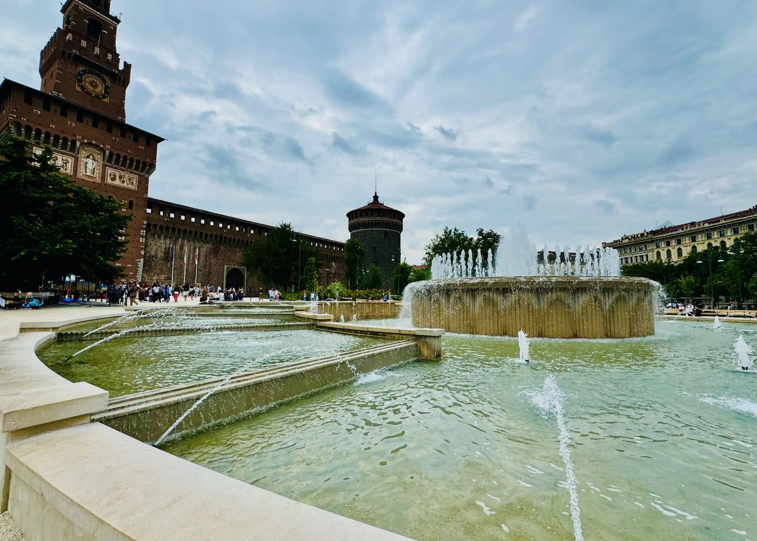 Milano Gezi Rehberi, Fontana di Piazza Castello, : Milano’da Sforzesco Şatosu önündeki ünlü çeşme, tarihi detayları ve görülmesi gereken simgesel duraklardan bir.
