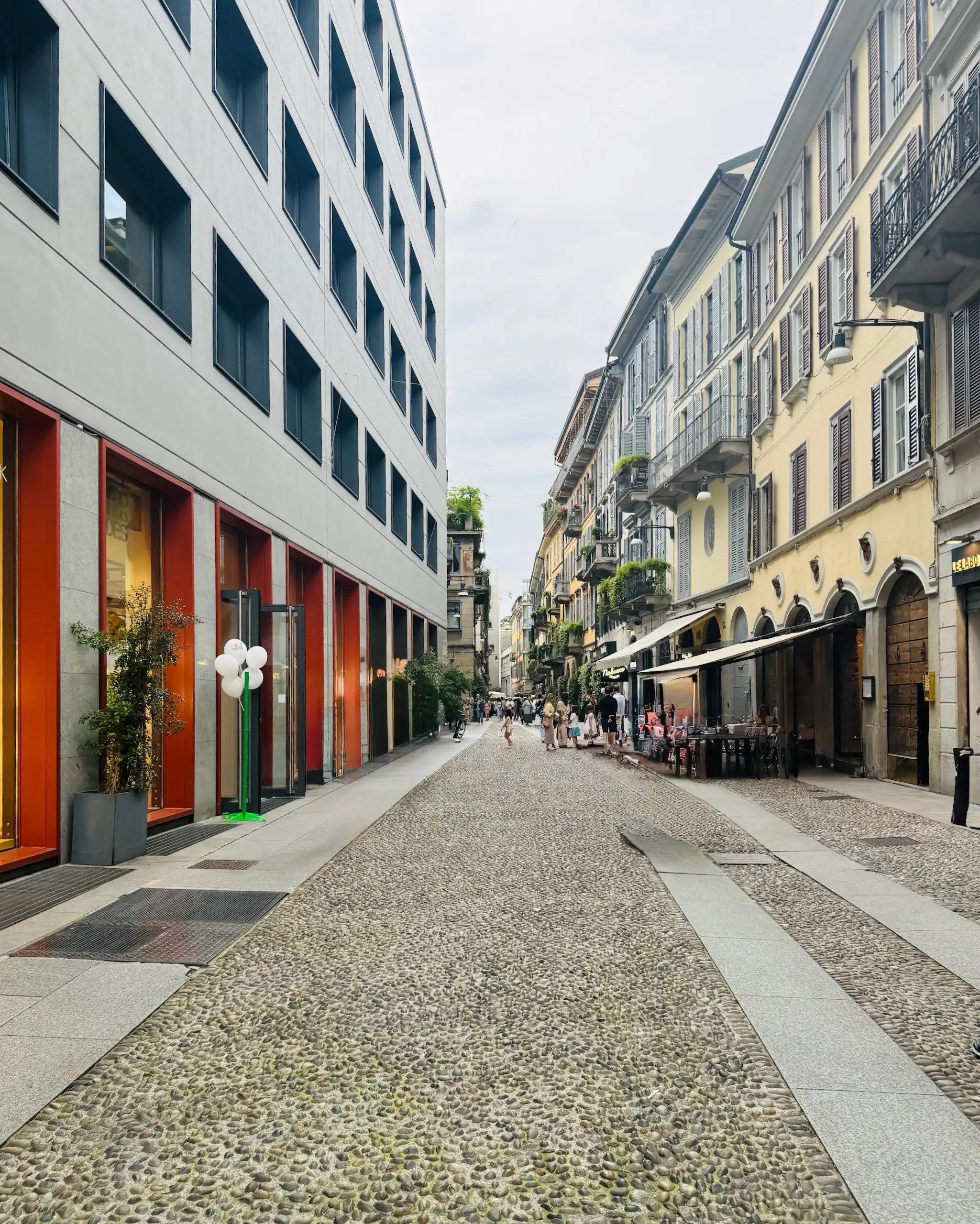Milano Gezi Rehberi, Brera: Pinacoteca di Brera sanat galerisi, tarihi sokaklar, restoranlar ve Milano’nun kültürel kalbinde görülmesi gereken duraklar.