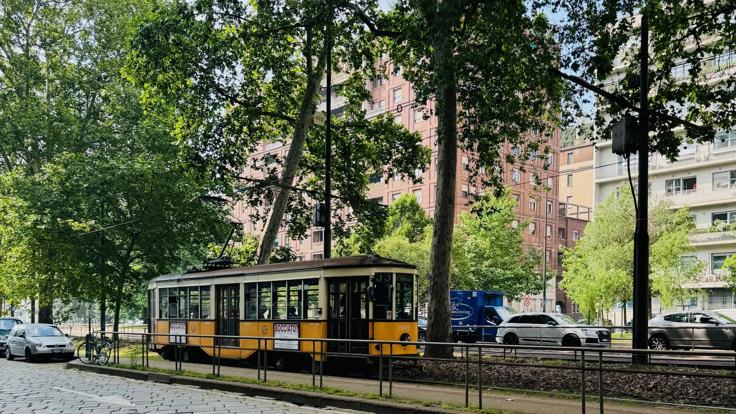Milano şehir içi ulaşım rehberi: tarihi tramvay ile şehri keşfedin.