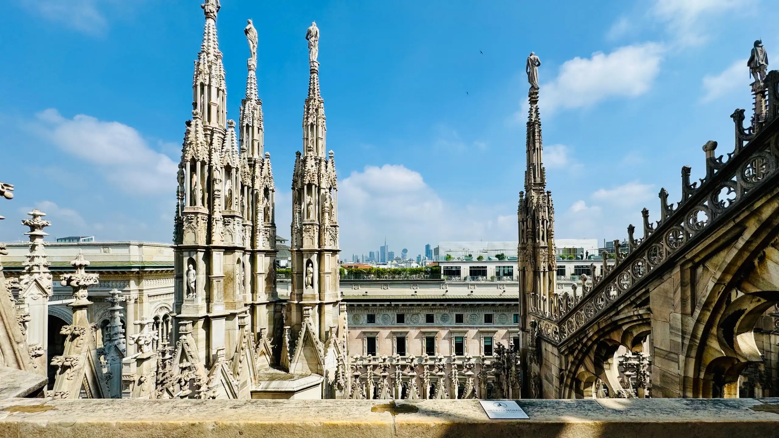 Milano Gezi Rehberi, Milano Katedrali (Duomo di Milano): gotik mimarisi, 135 kulesi ve teras manzaralarıyla şehrin kalbindeki en ikonik yapı. Ziyaret saatleri ve ipuçları burada.