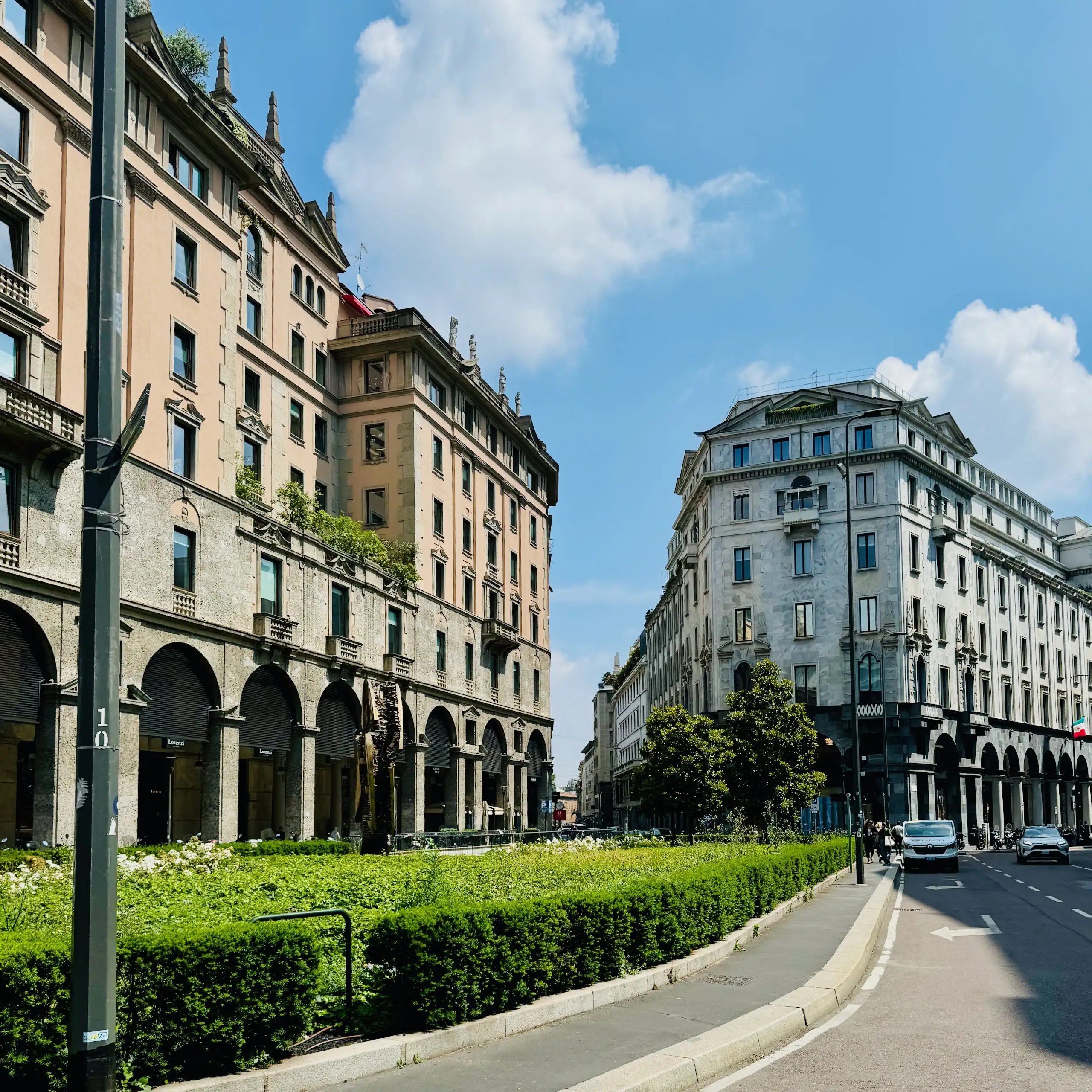 Milano Gezi Rehberi, Piazza Filippo Meda: Milano’nun merkezinde, San Babila ve Galleria Vittorio Emanuele yakınında yer alan meydan. Arnaldo Pomodoro’nun ünlü Grande Disco heykeliyle şehrin kültürel simgelerinden biri.