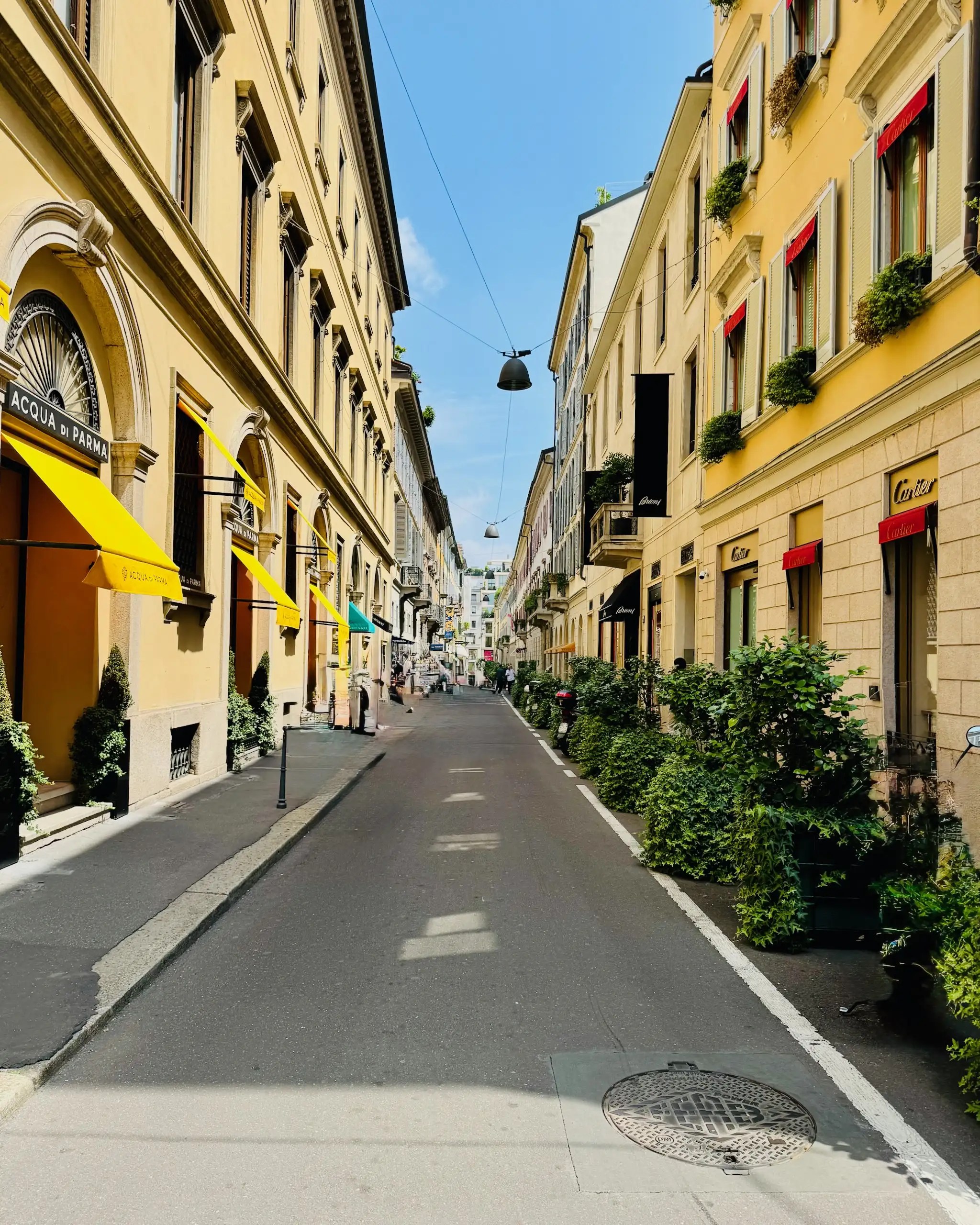 Quadrilatero della Moda: Milano’nun lüks alışveriş bölgesi. Via Montenapoleone ve çevresindeki butiklerde moda, mücevher ve tasarımın en seçkin örneklerini keşfedin.