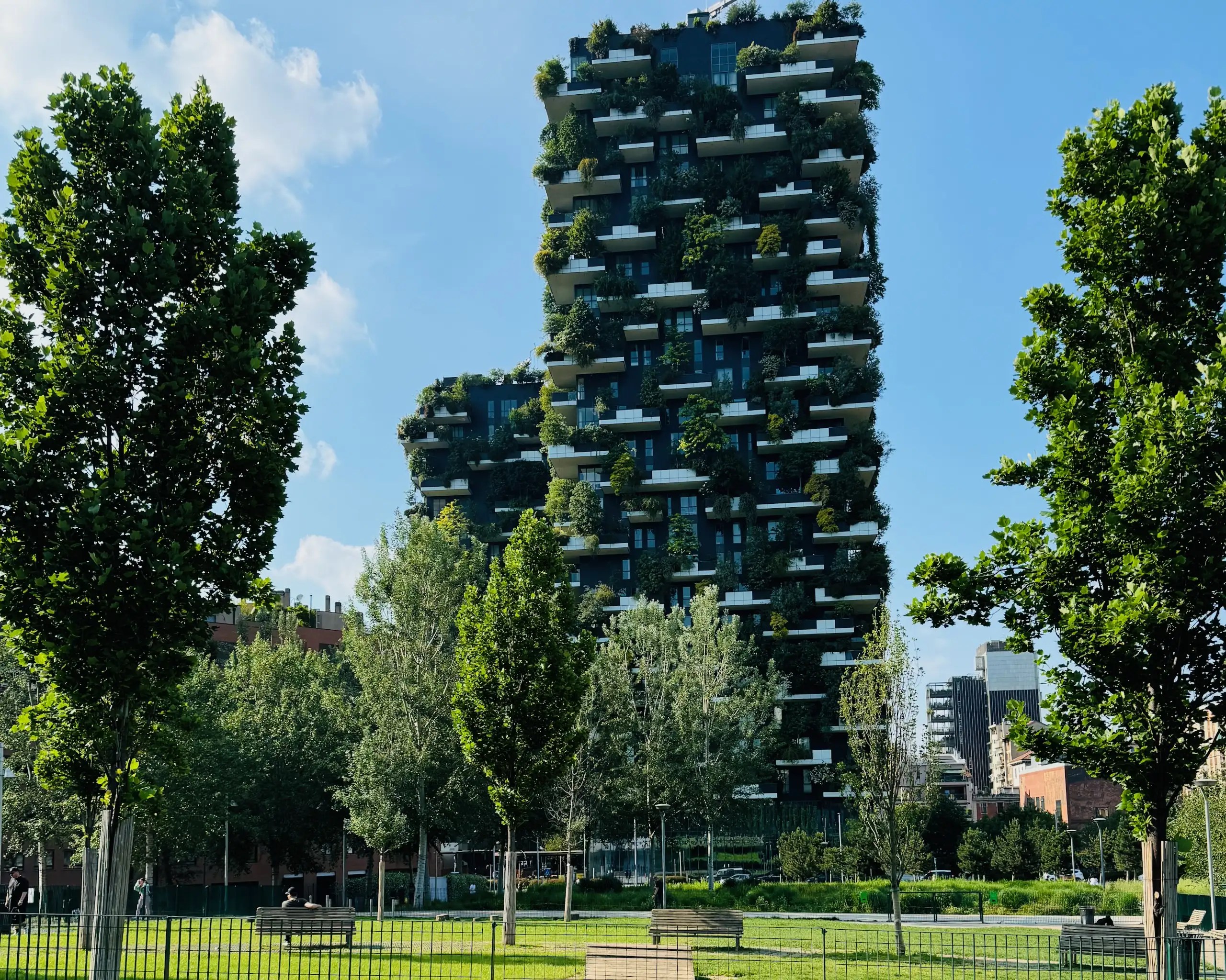Parco Biblioteca degli Alberi ve Bosco Verticale gezi rehberi: modern mimari, sürdürülebilir yaşam, yeşil alanlar ve Milano’da görülmesi gereken ikonik kuleler.
