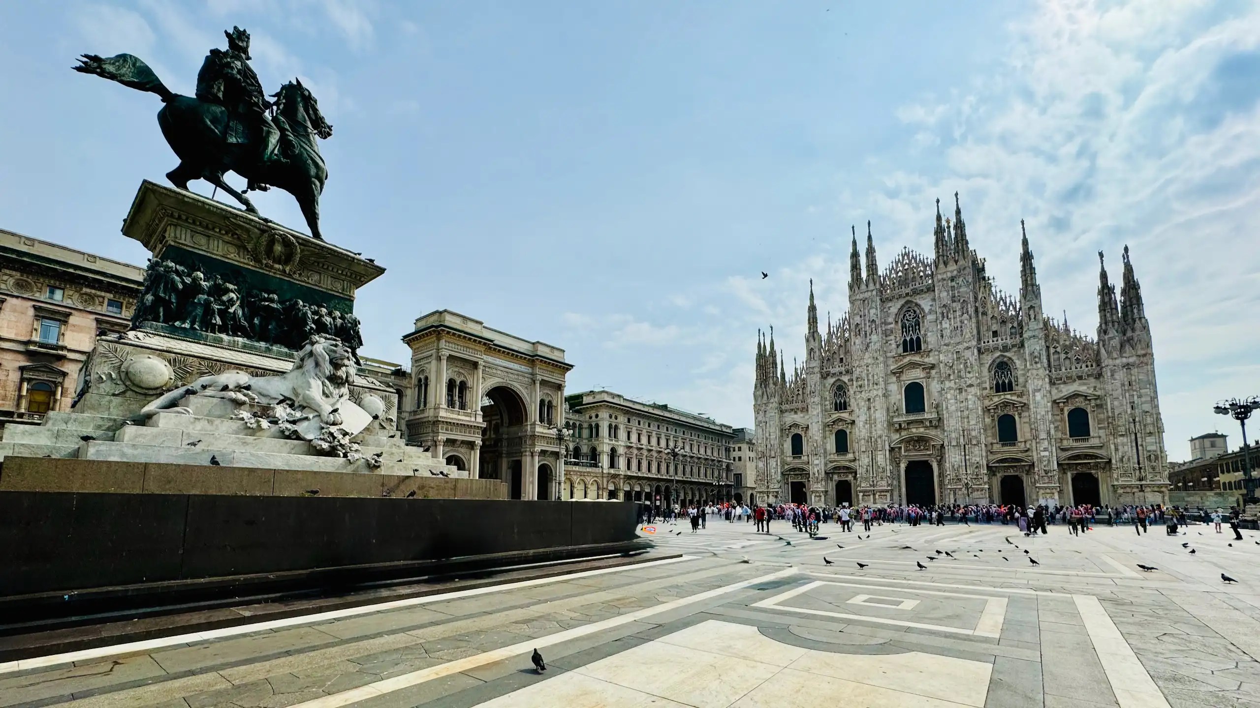 Piazza del Duomo ve Milano Katedrali: şehrin kalbinde tarihi meydan, gotik mimarisiyle büyüleyen Duomo ve çevresindeki kültürel duraklar.