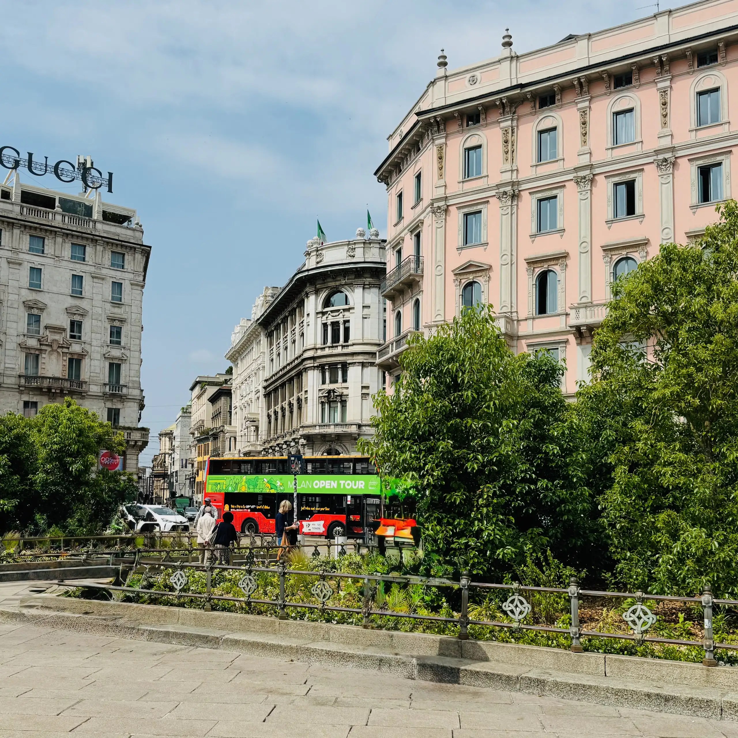 Milano’da Hop-On Hop-Off otobüsleri ile şehri kolayca keşfedin.