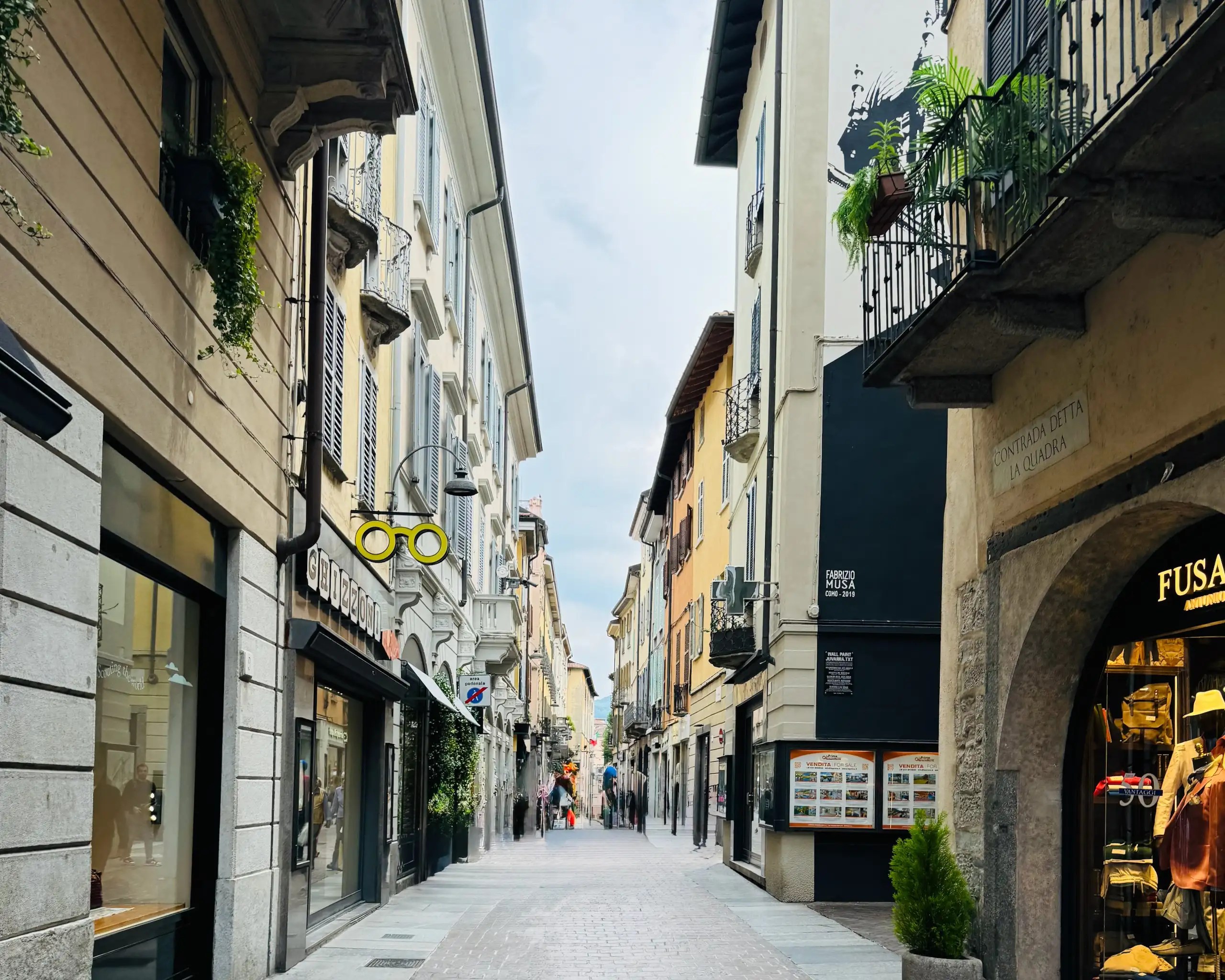 Como şehrinin tarihi merkezinde dar sokaklarda butik alışveriş.