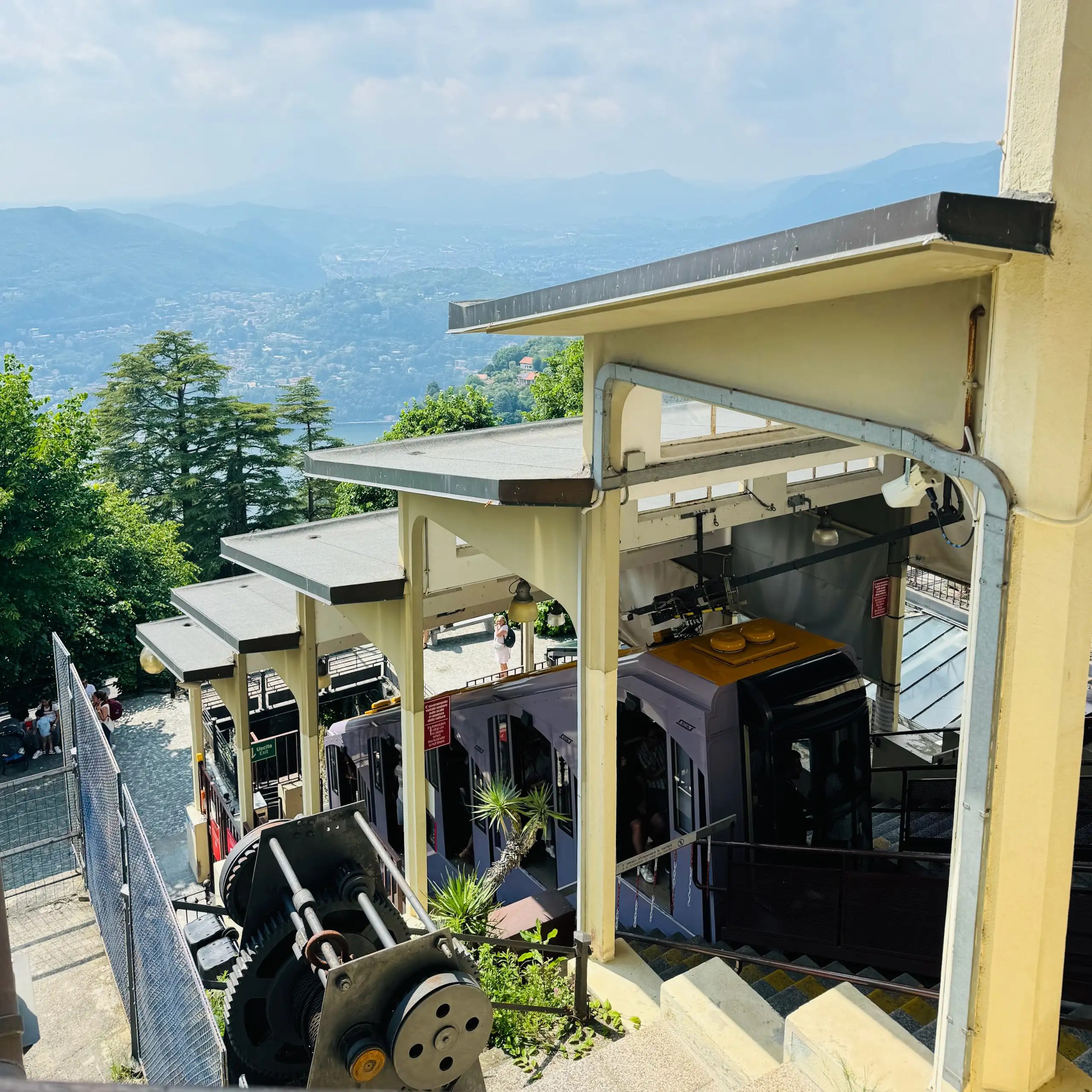Como Gölü teleferik hattı, şehir merkezinden Brunate’ye panoramik yolculuk.