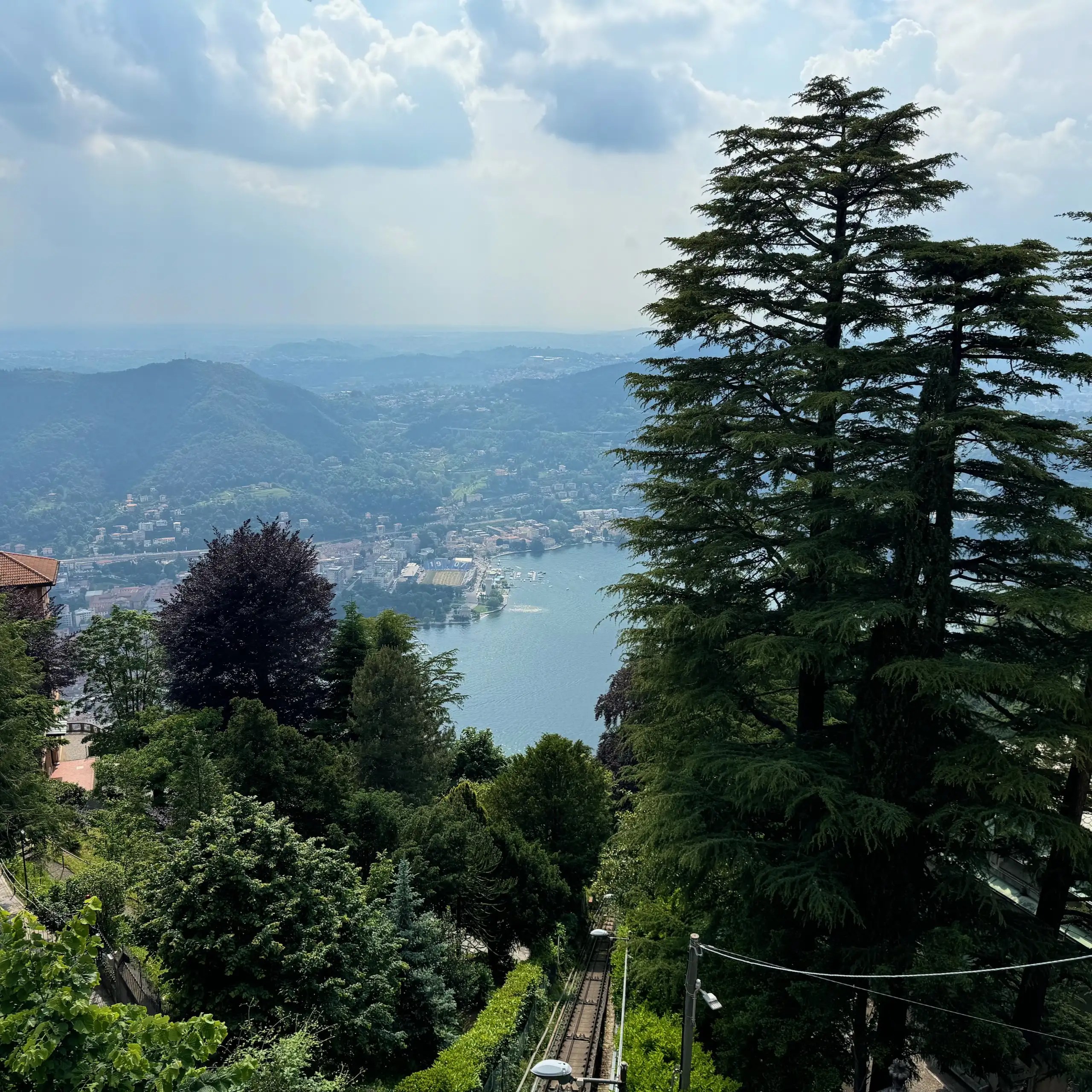 Brunate manzarası – Como Gölü ve Lombardiya bölgesinde panoramik seyir noktası.