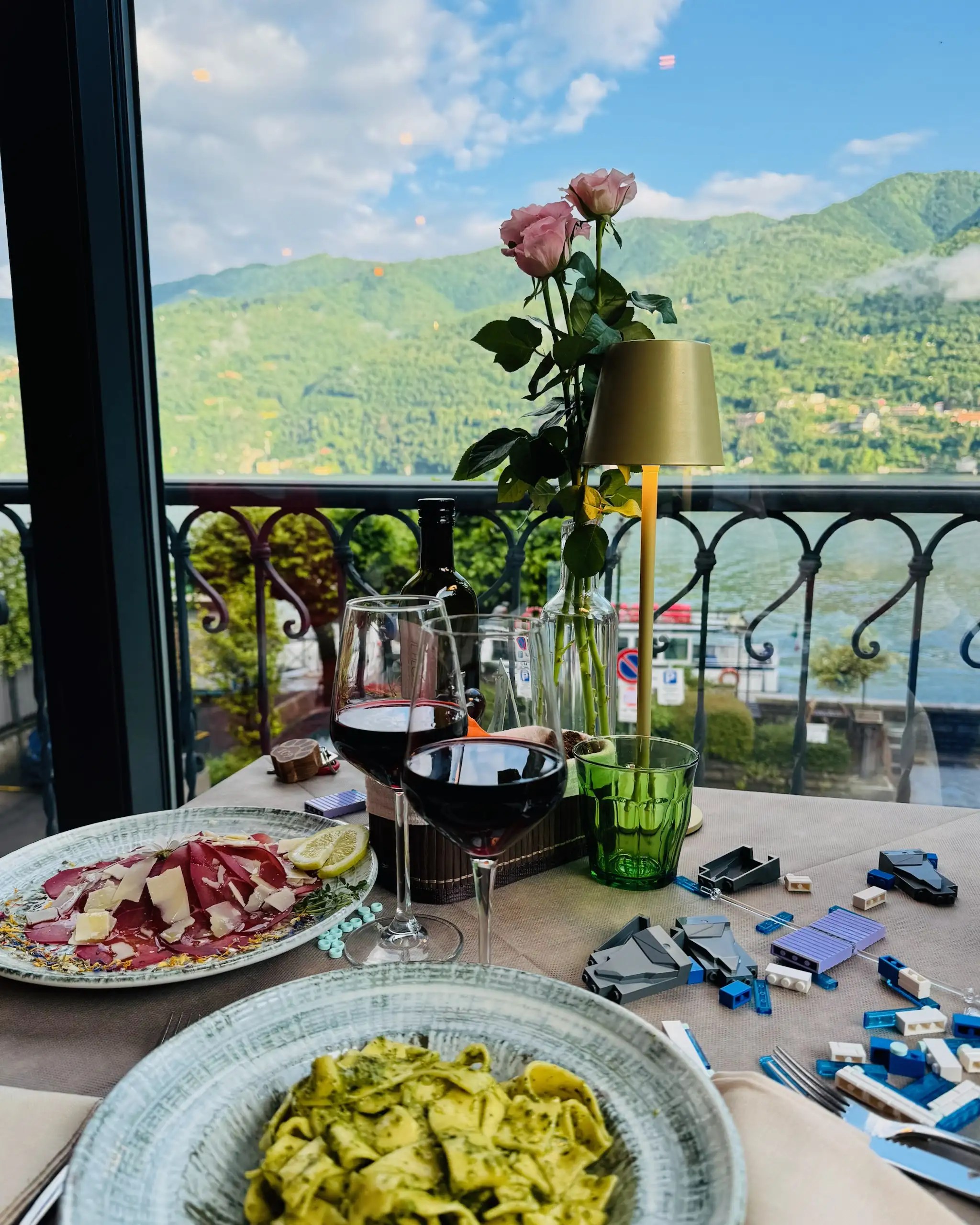 Como’daki Hotel Orso Bruno restoranında göl manzaralı yemek deneyimi.