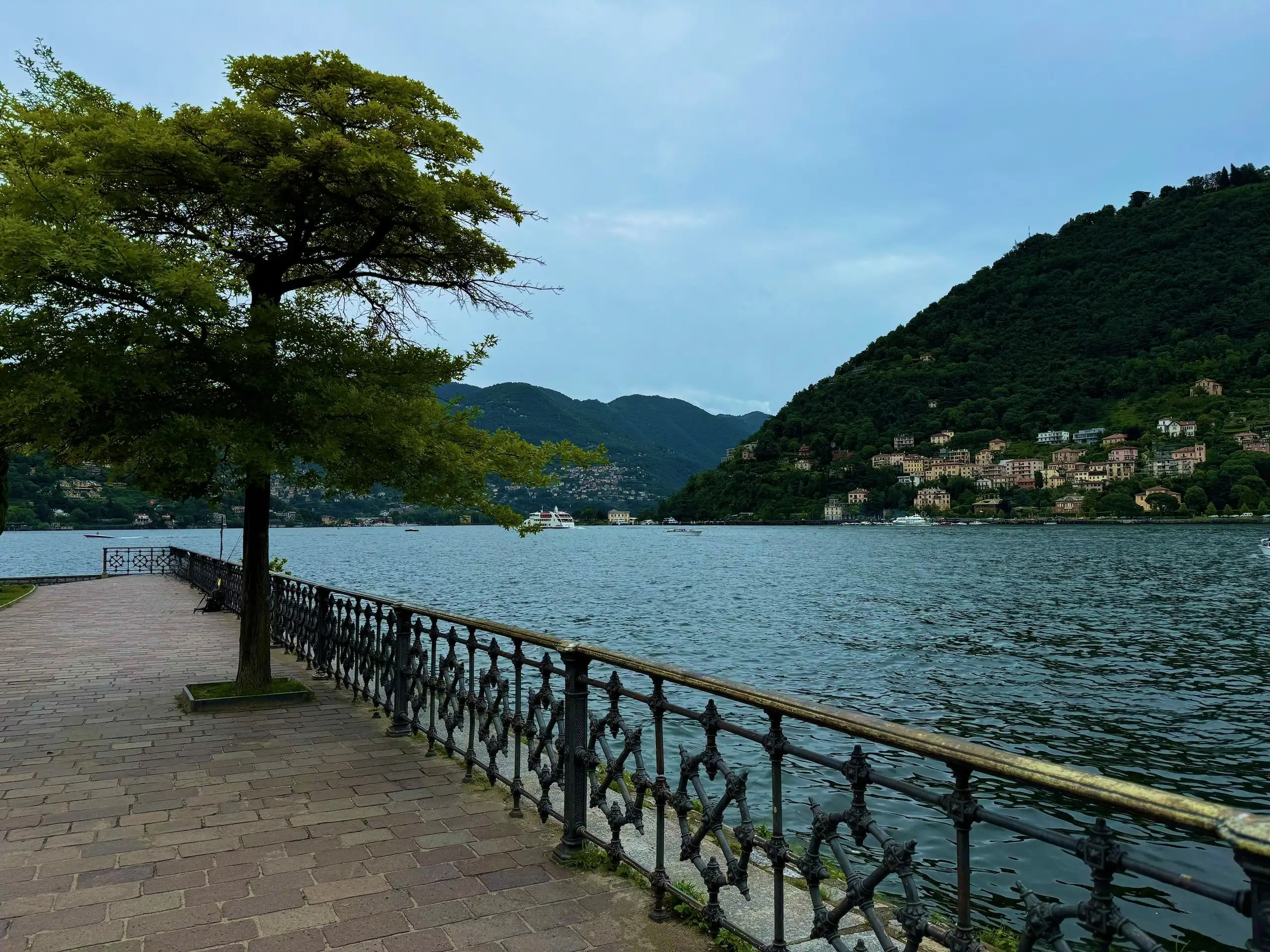 Como Gölü kıyısında huzurlu bir yürüyüş.