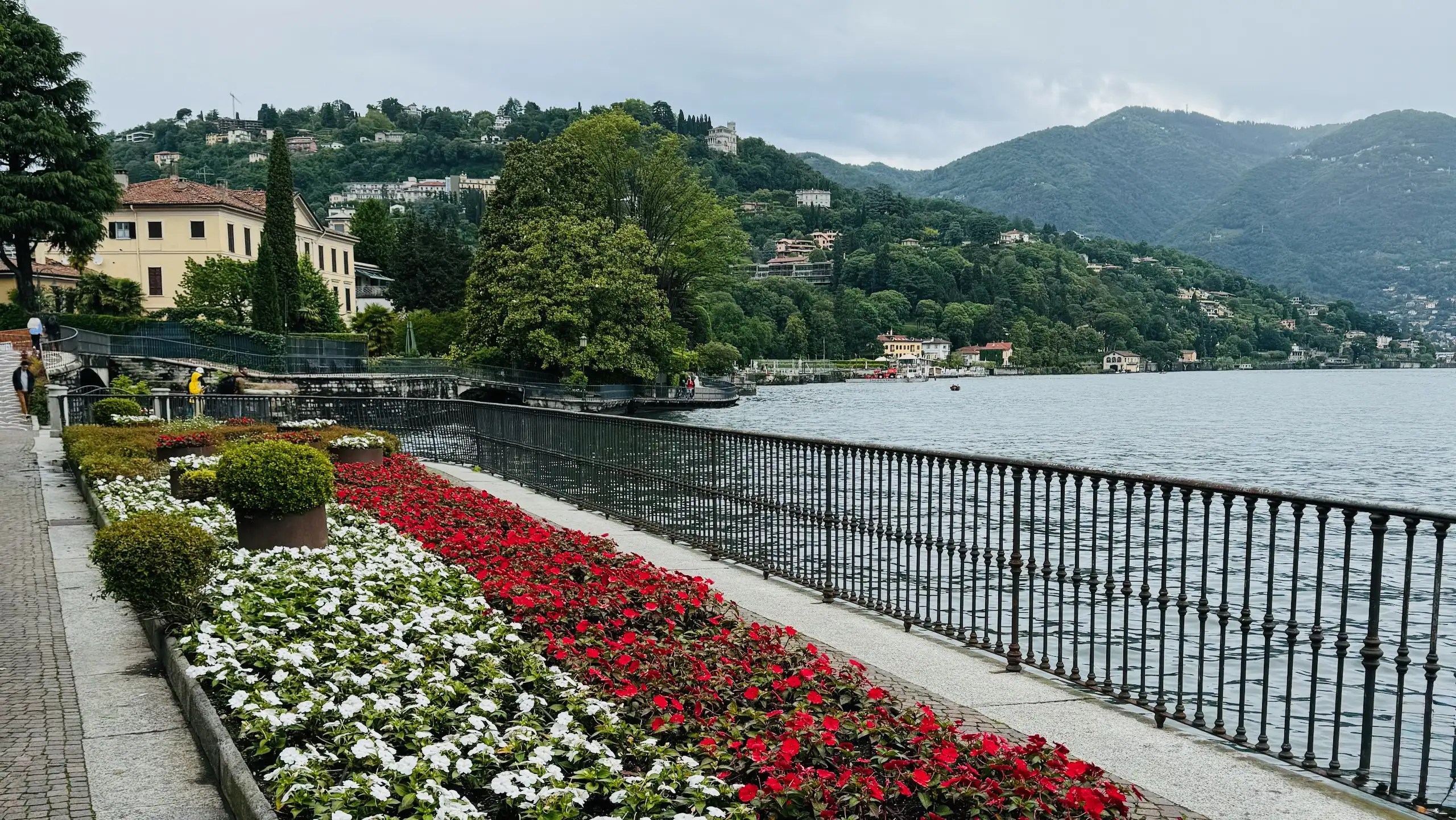 Villa Olmo yürüyüş yolu – Como Gölü kıyısında popüler gezi rotası.