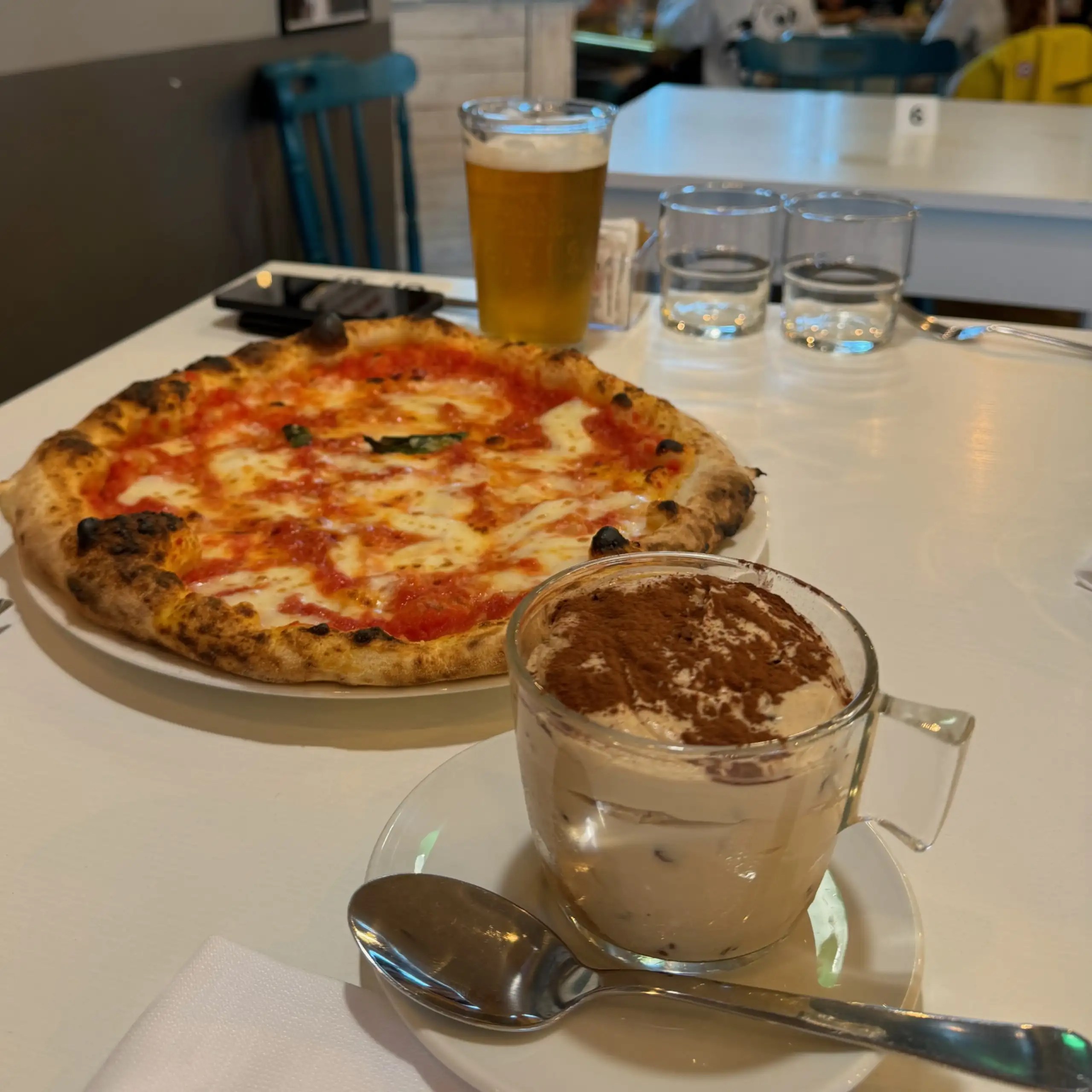 L’Ideale restoranı – Como’da otantik İtalyan pizzası ve tiramisü tatlısı.