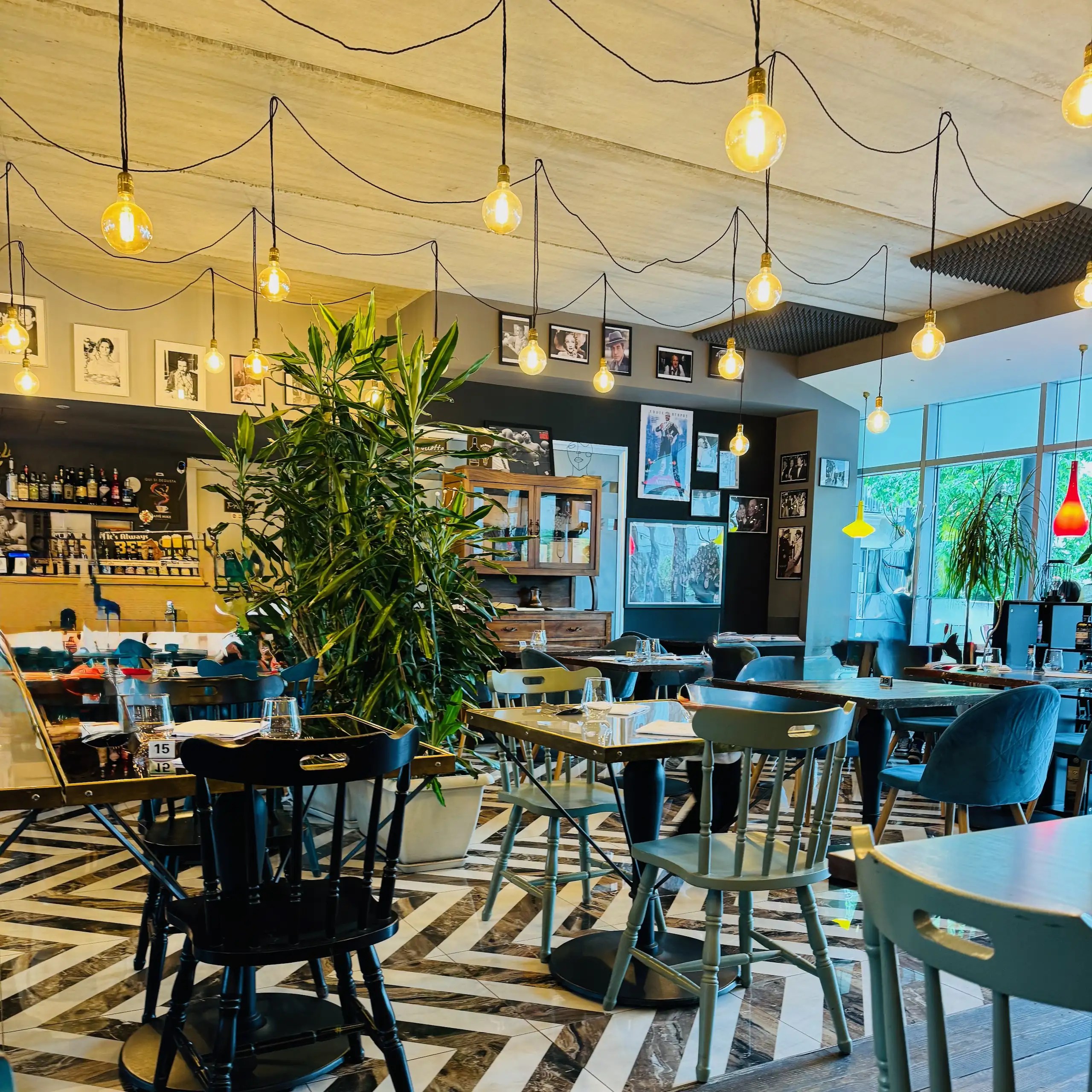 L’Ideale restoranı – Como şehrinde İtalyan mutfağı sunan popüler mekan.