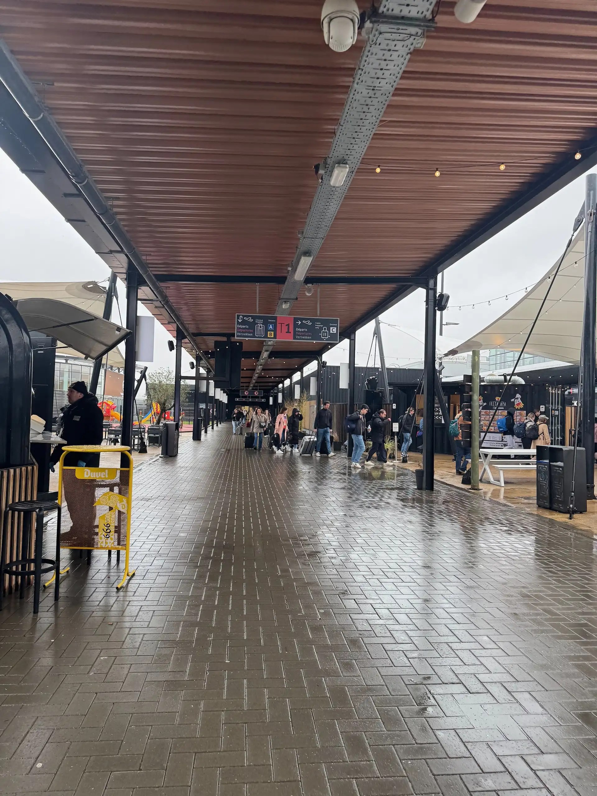 Brüksel Güney Charleroi Havalimanı Bahçesi.