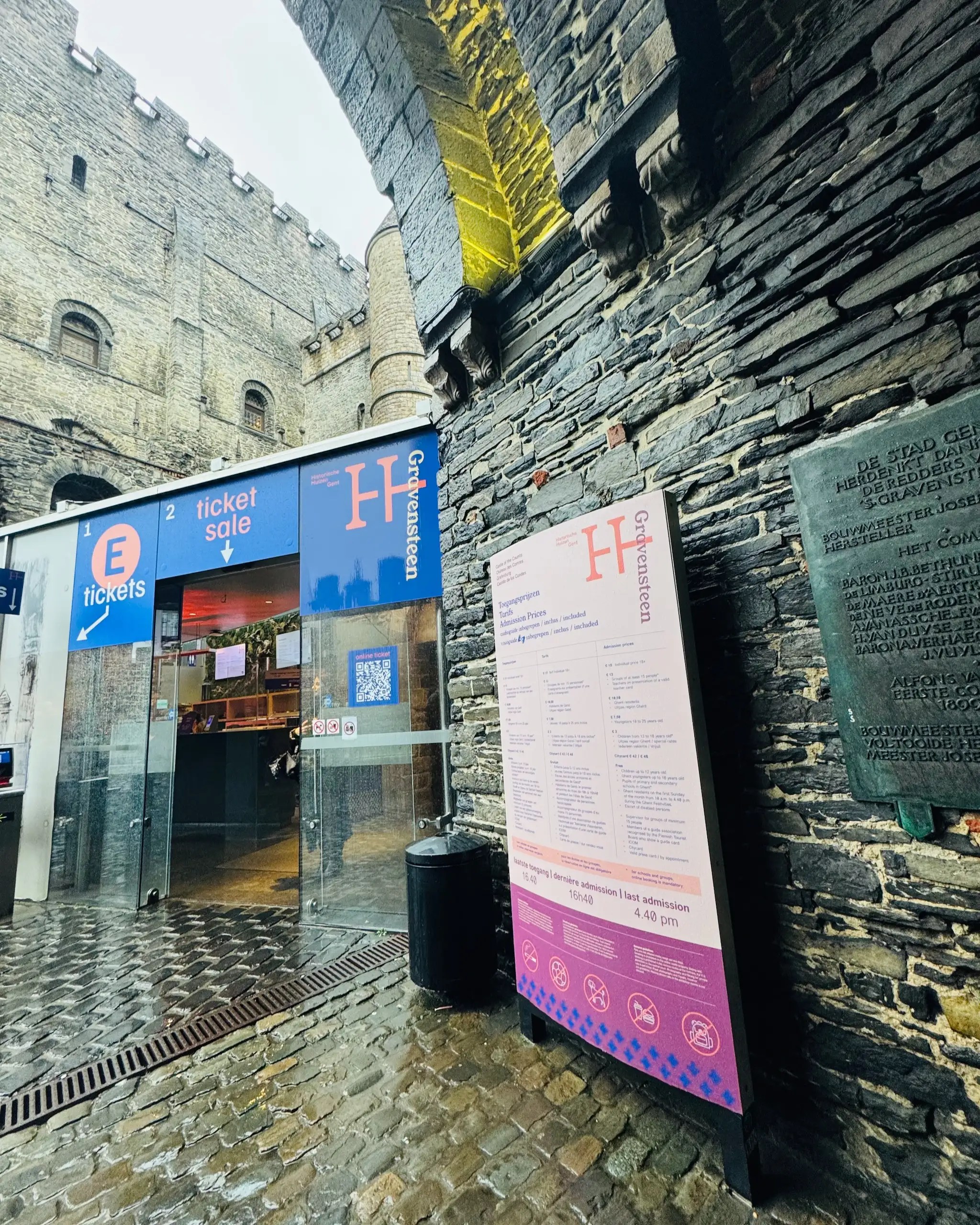 Gravensteen Kalesi giriş kapısı.