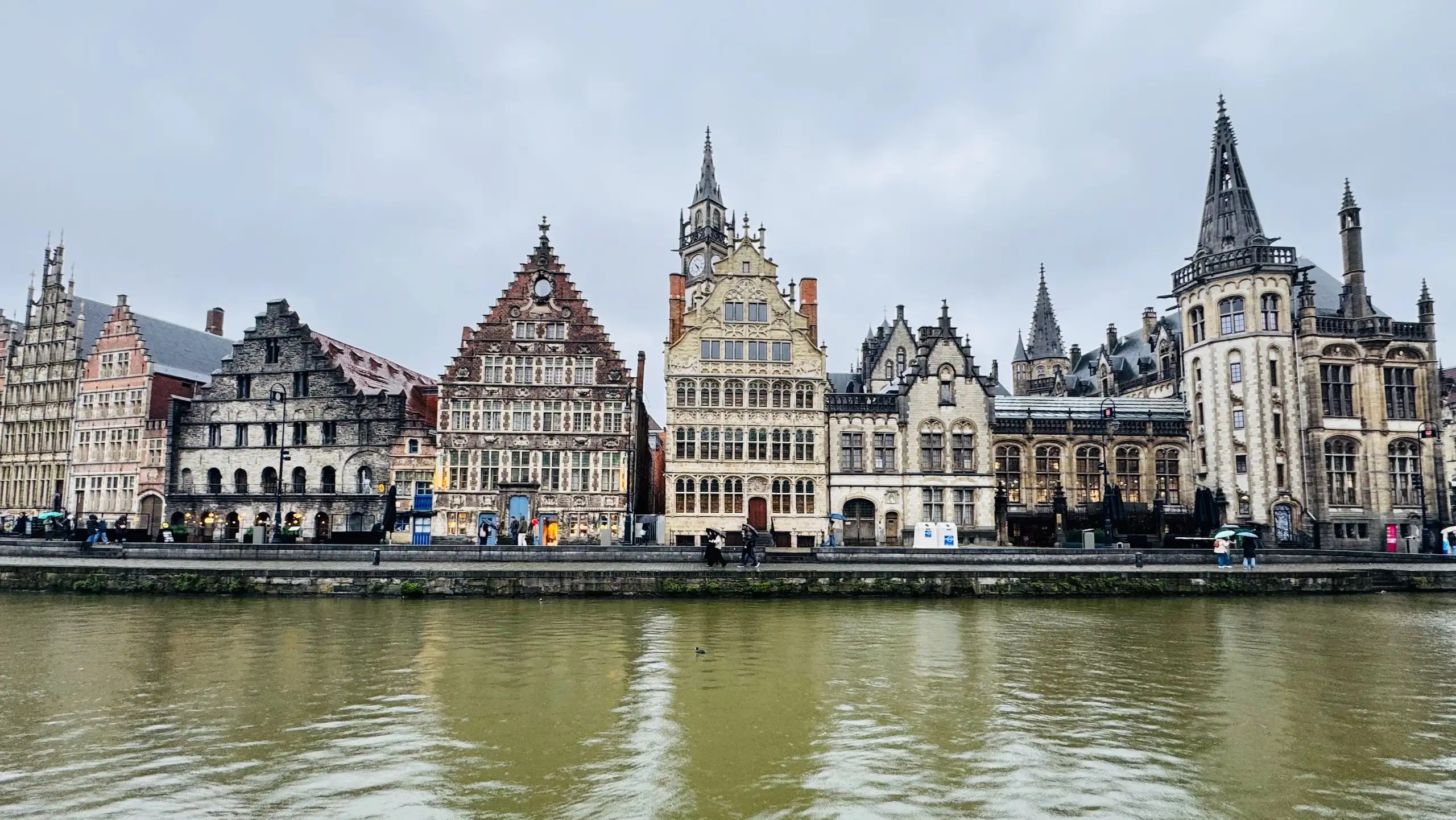 Gent’in kalbinde, Graslei ve Korenlei boyunca uzanan tarihi evler ve kanallar.