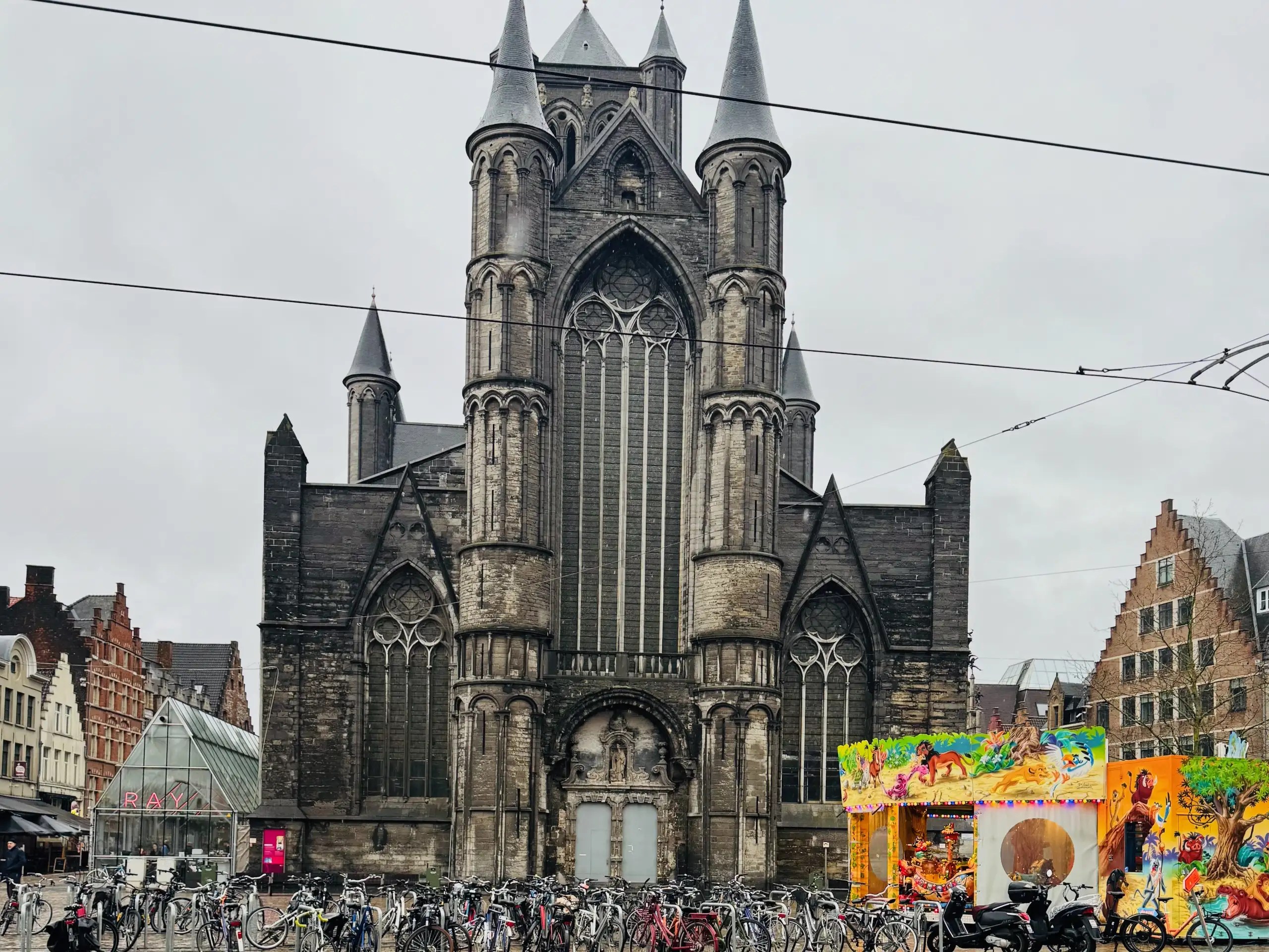Gent’in merkezinde yükselen tarihi St. Nicholas Kilisesi.