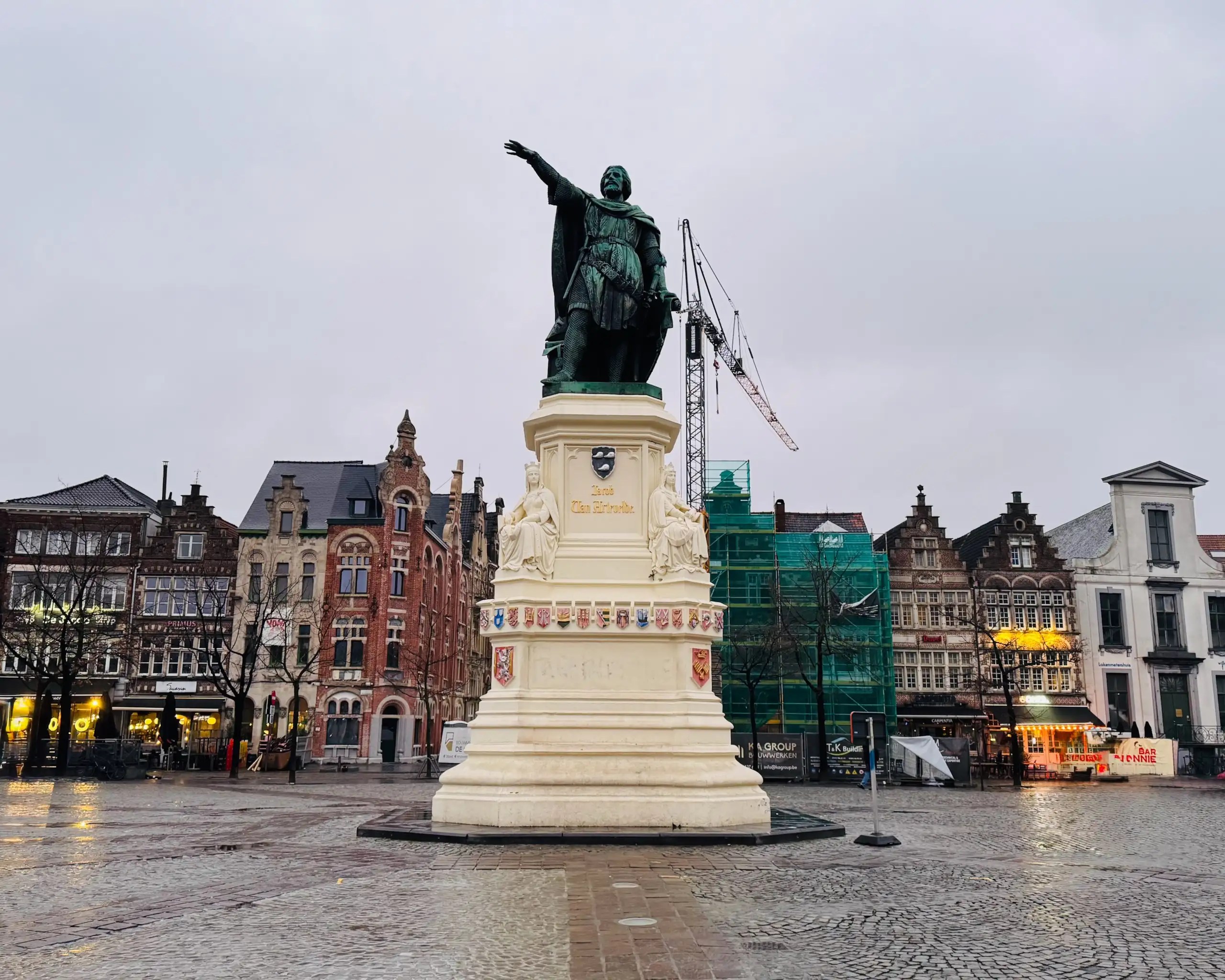 Vrijdagmarkt Meydanı’nda yükselen Jacob van Artevelde heykeli.