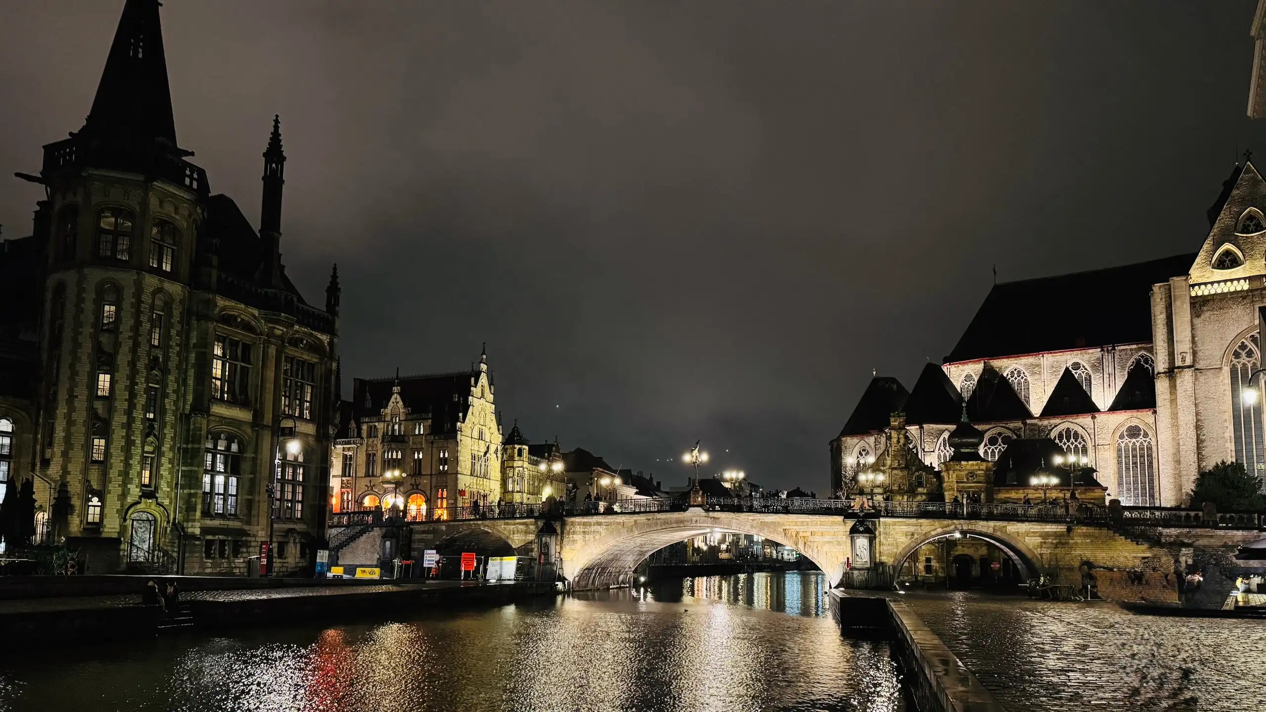 St. Michael’s Köprüsü akşam manzarası.