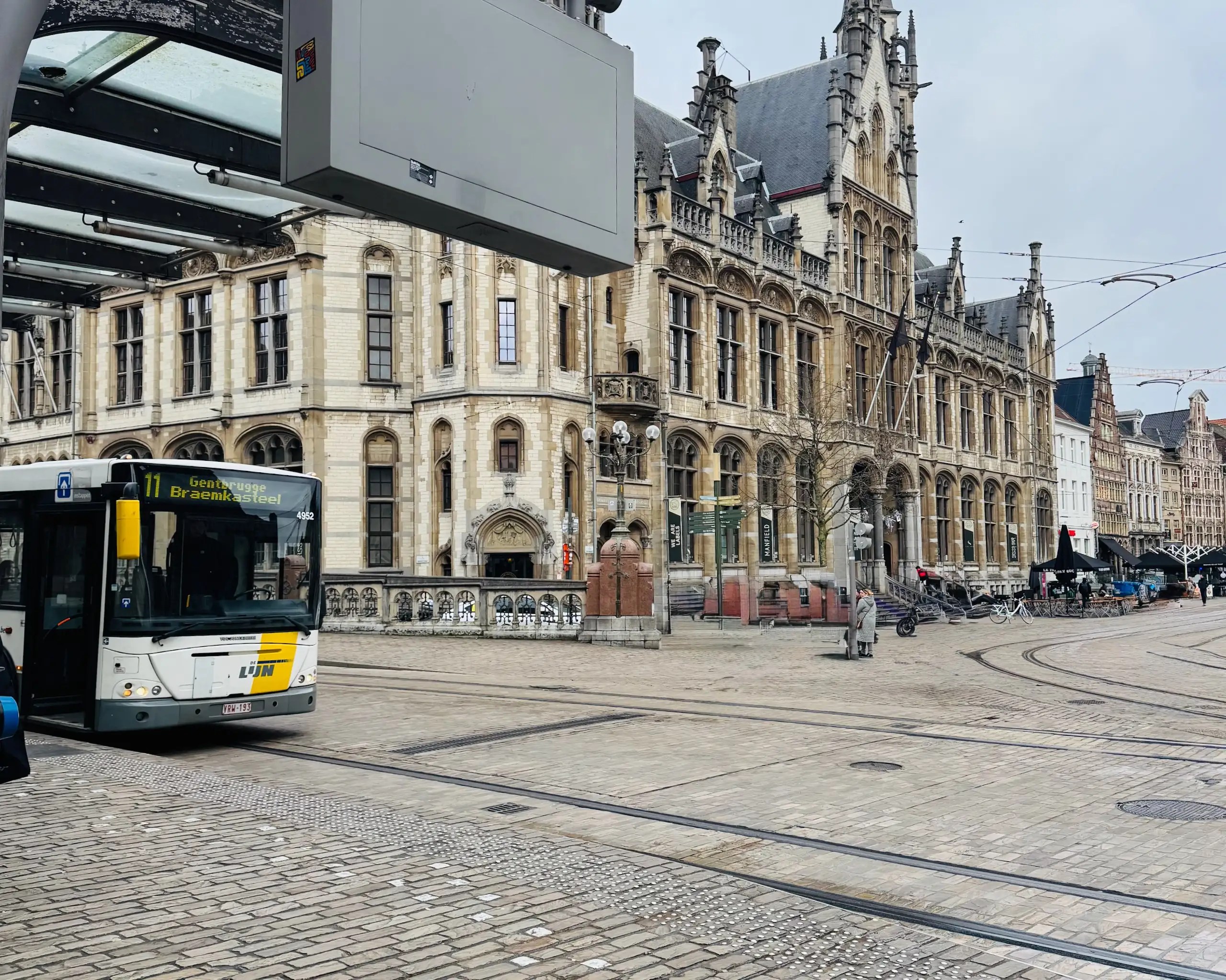 Gent’te toplu taşıma ağı, tramvay ve otobüslerle kolay erişim sunuyor.