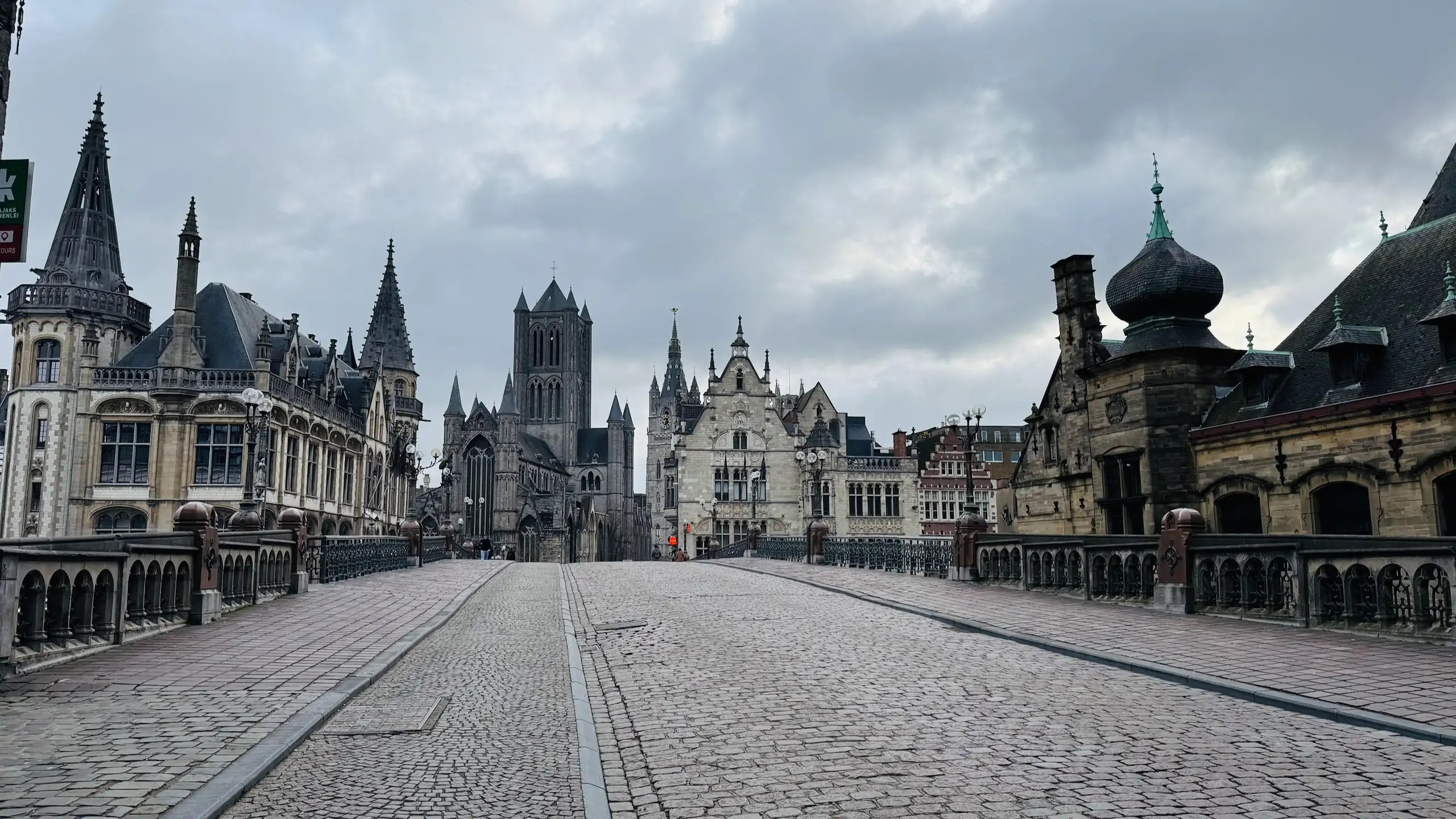 Ortaçağ mimarisiyle çevrili St. Michael’s Köprüsü.