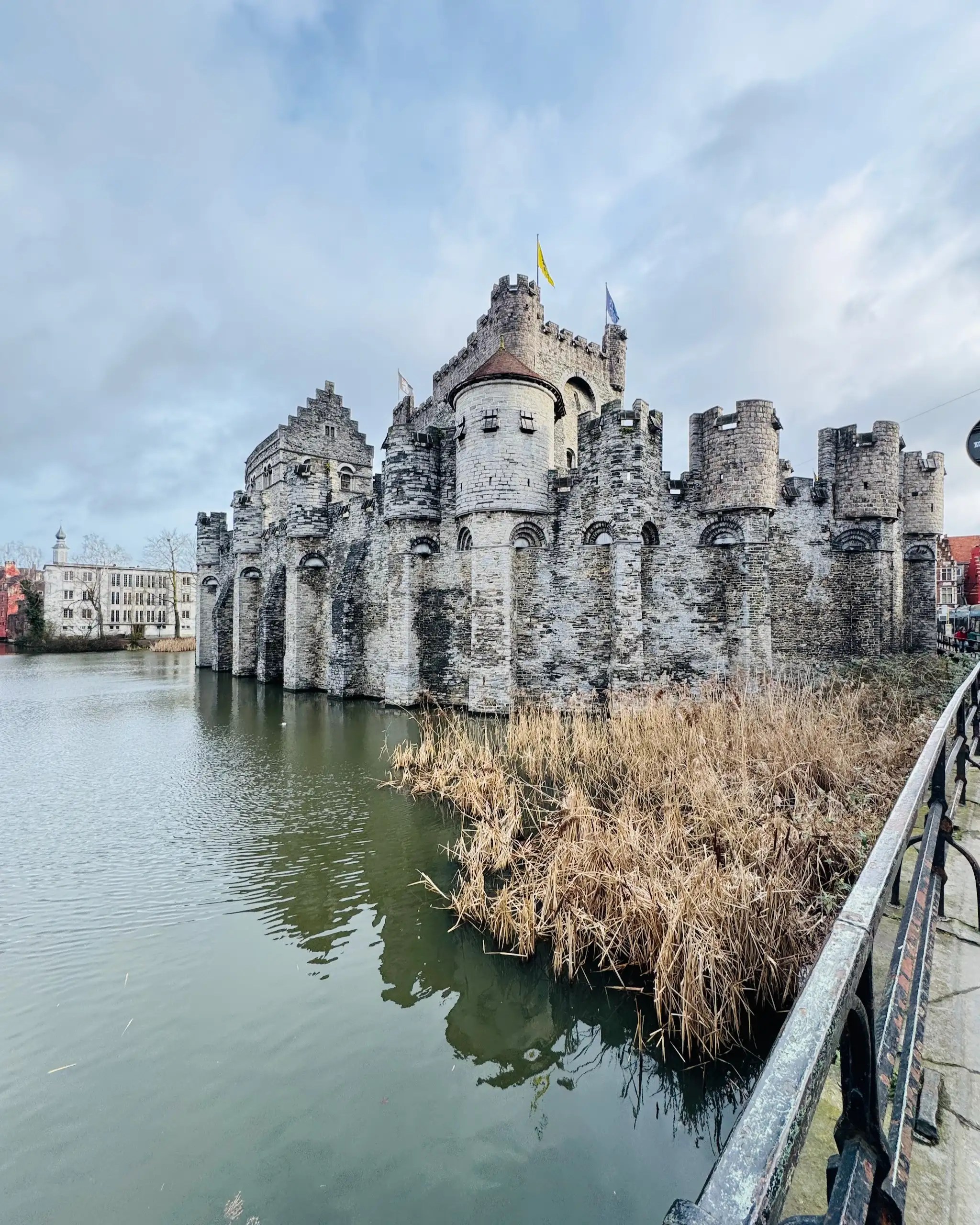 Gent’in Ortaçağ’dan kalma ihtişamı: Gravensteen Kalesi.