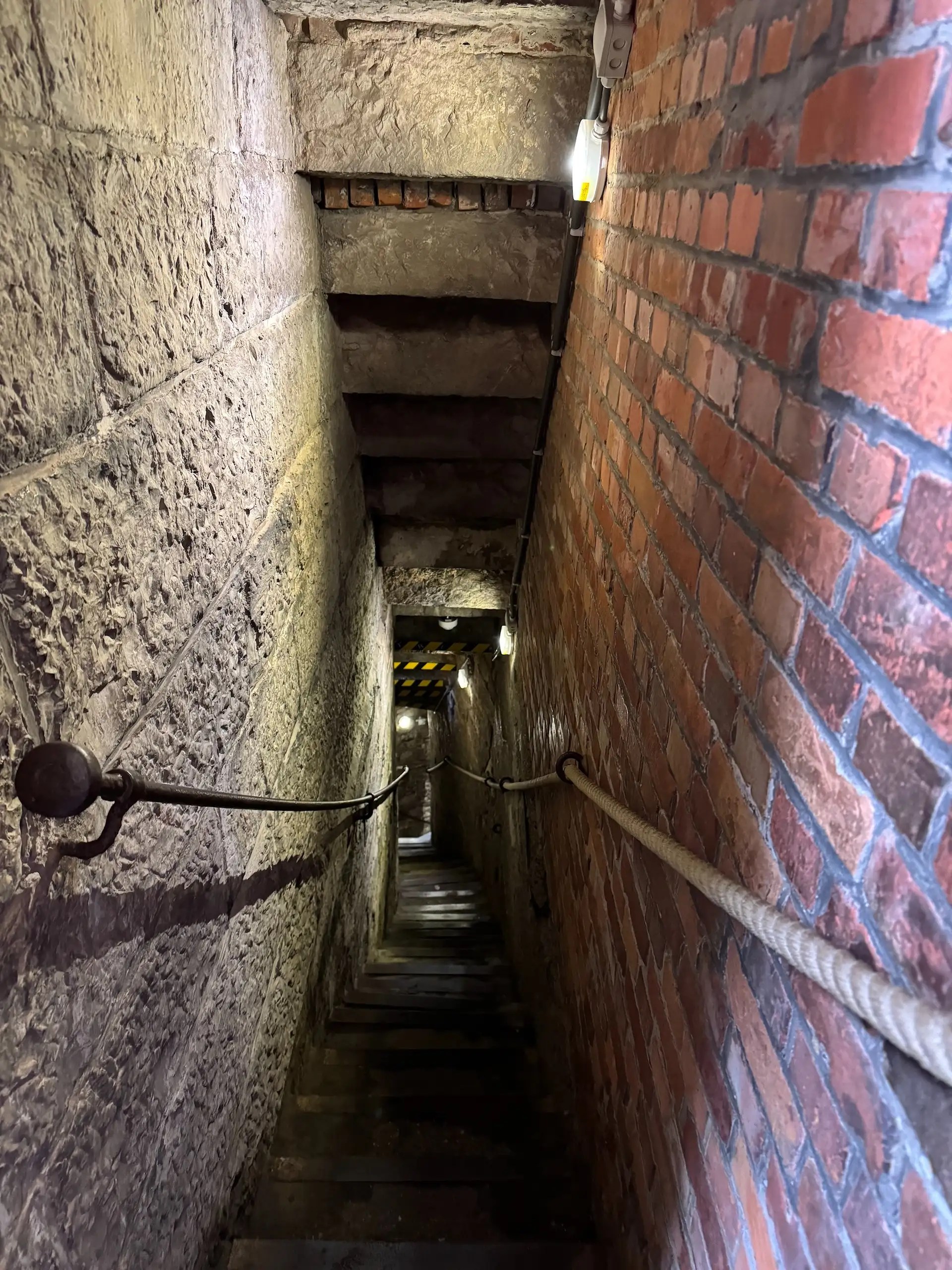 Şehrin panoramik manzarasına çıkan spiral merdivenler.