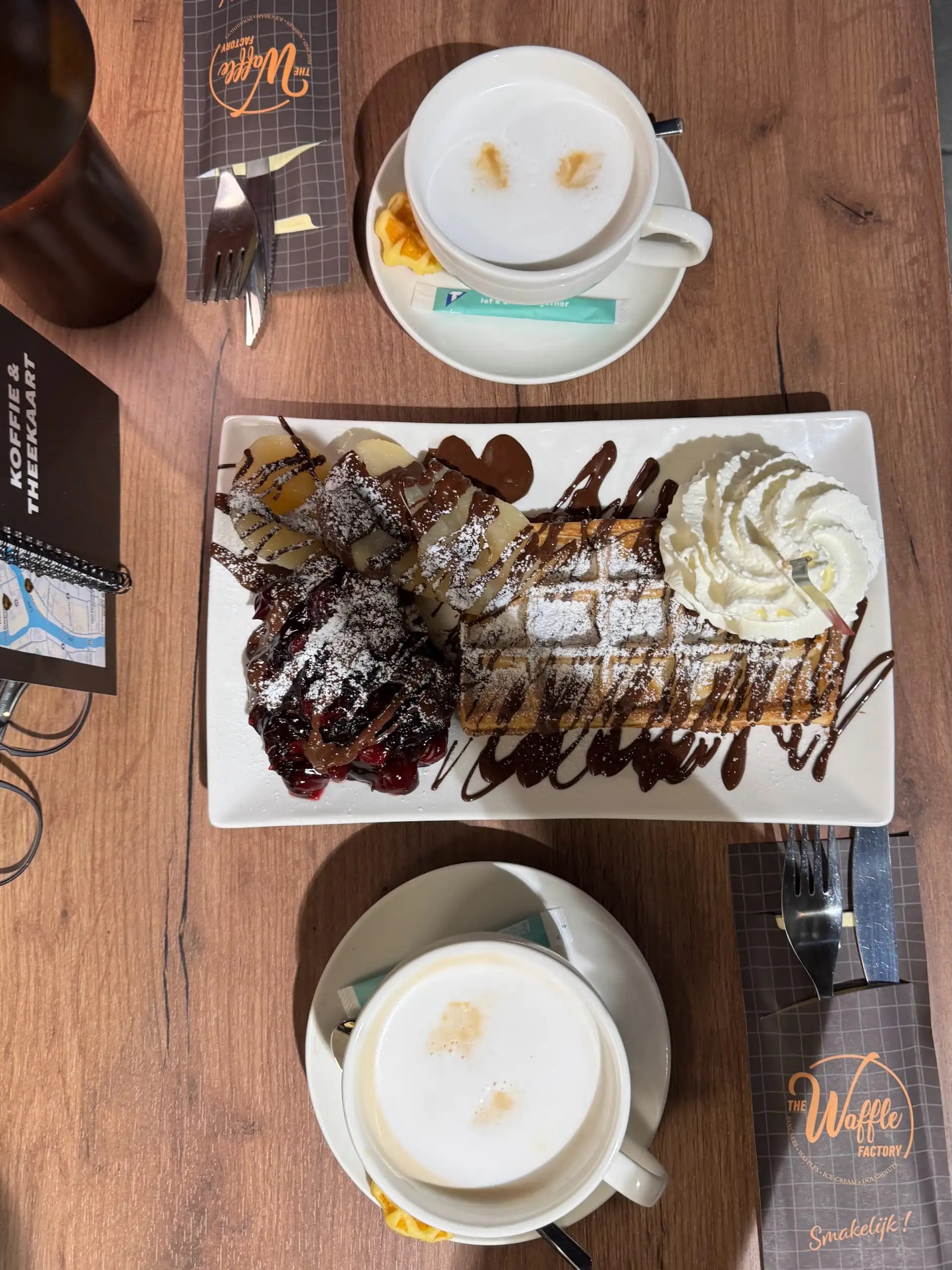 Belçika waffle’ına meyveli bir dokunuş: vişne, armut sos ve kahve eşliğinde.