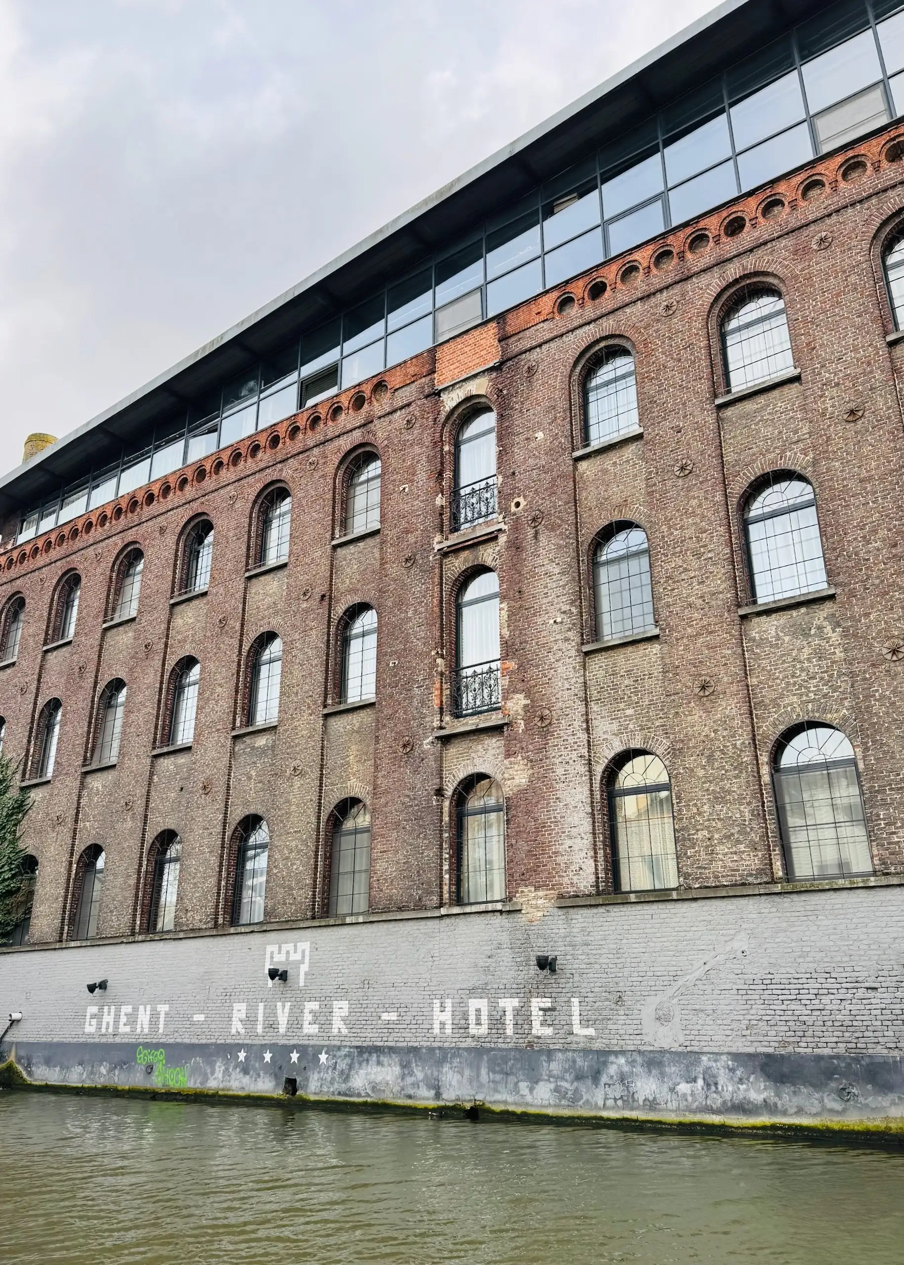 Gent’in kalbinde, Lys Nehri manzaralı Ghent River Hotel.