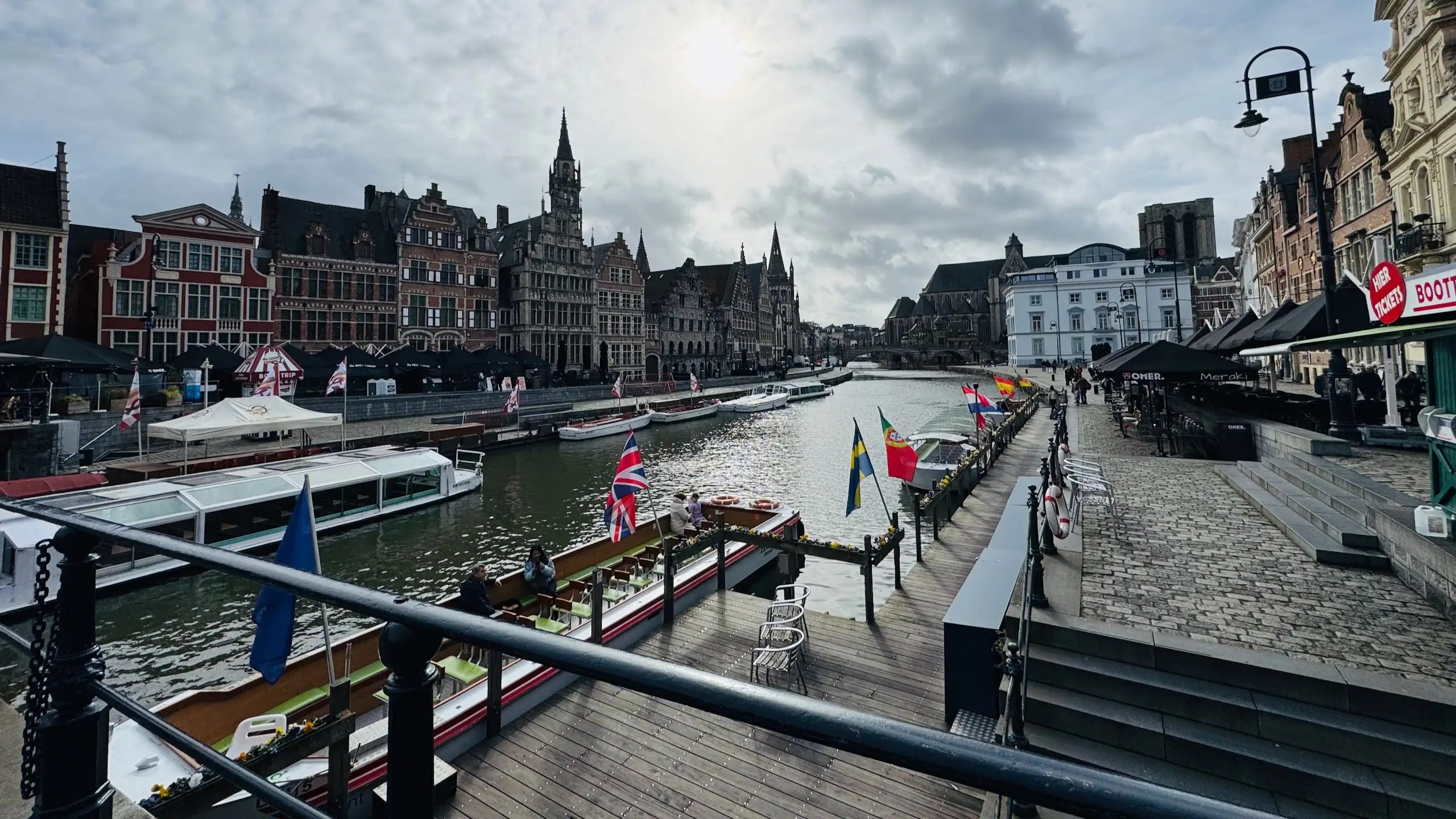 Gent’in kalbinde, Graslei ve Korenlei’nin büyüleyici kanal manzarası.