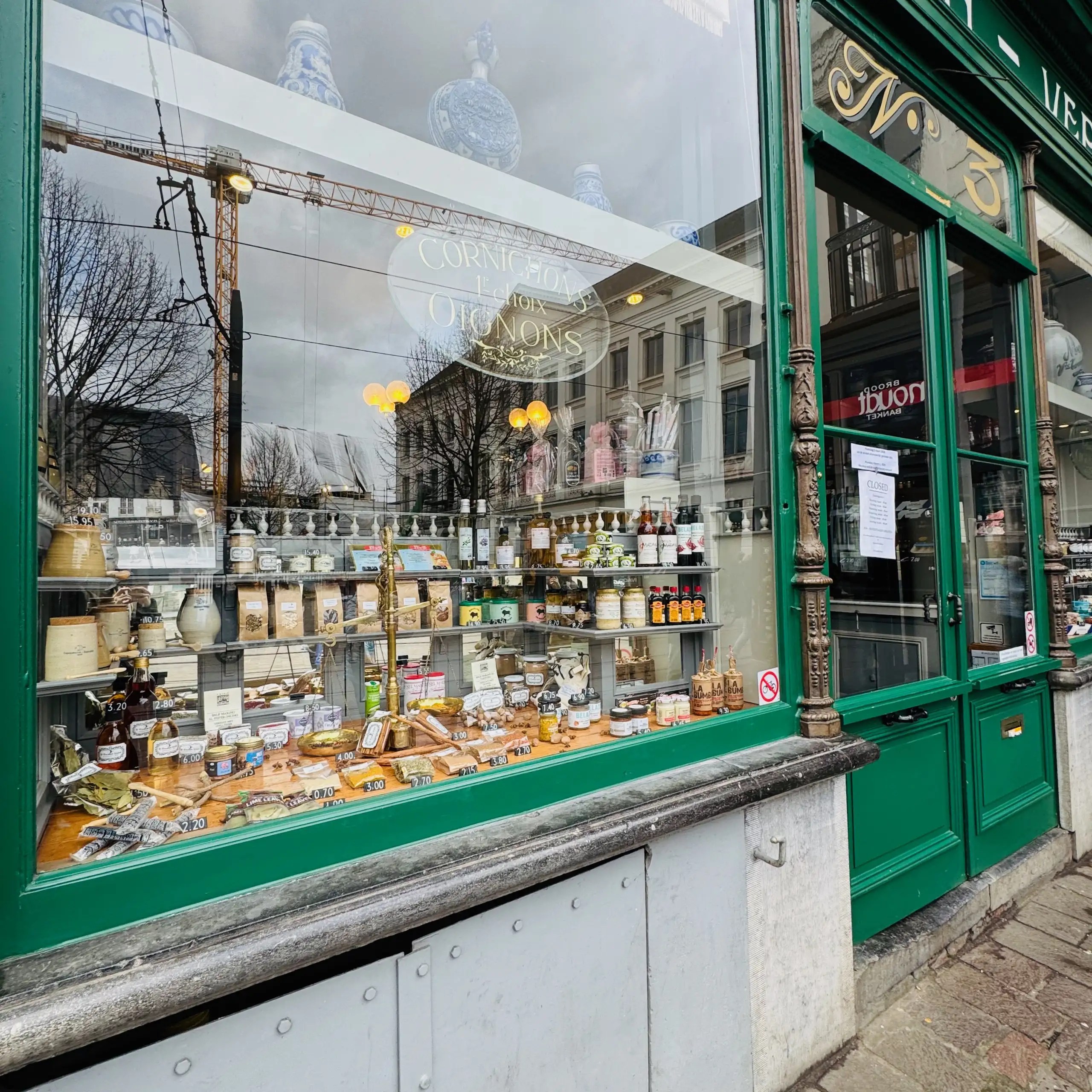 Vrijdagmarkt Meydanı’ndaki tarihi dükkânda satılan Tierenteyn-Verlent