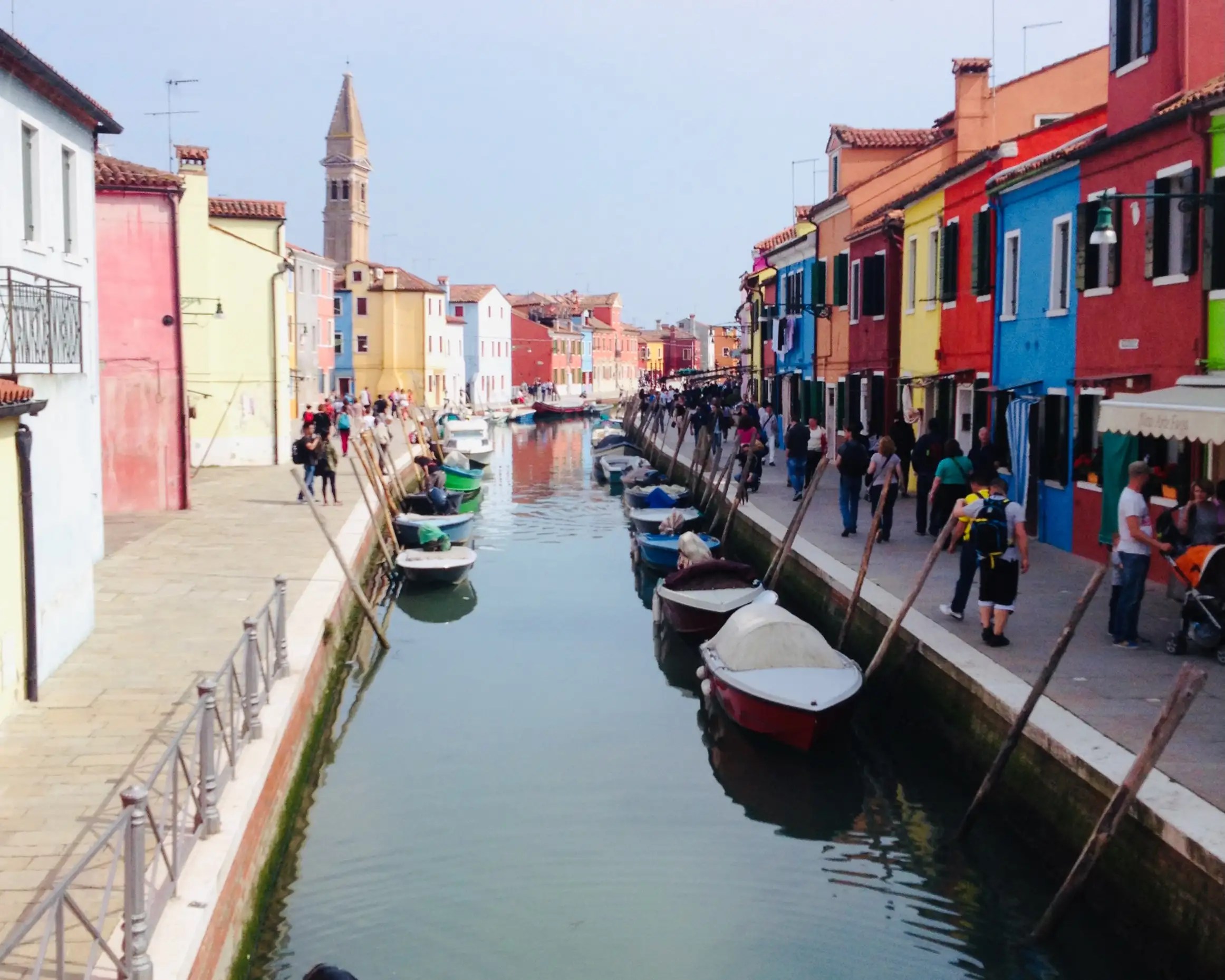 Burano’nun ünlü renkli evleri: kanallar boyunca sıralanmış canlı cepheler.
