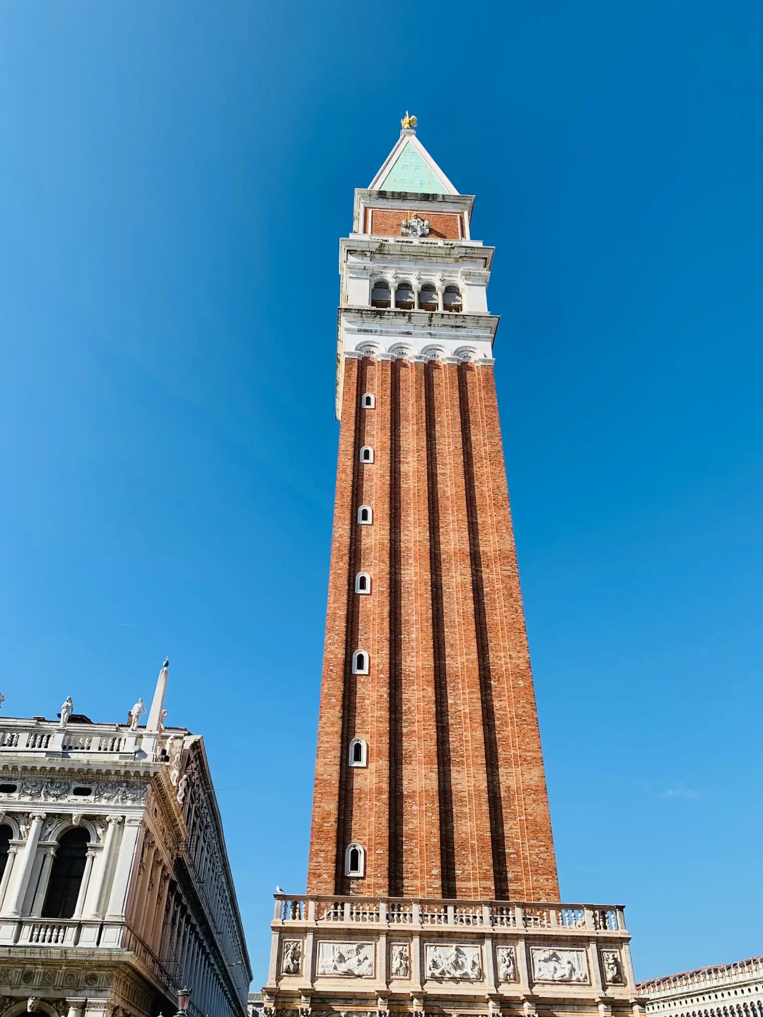 San Marco Meydanı’nda yükselen Campanile: Venedik’in sembolik çan kulesi.